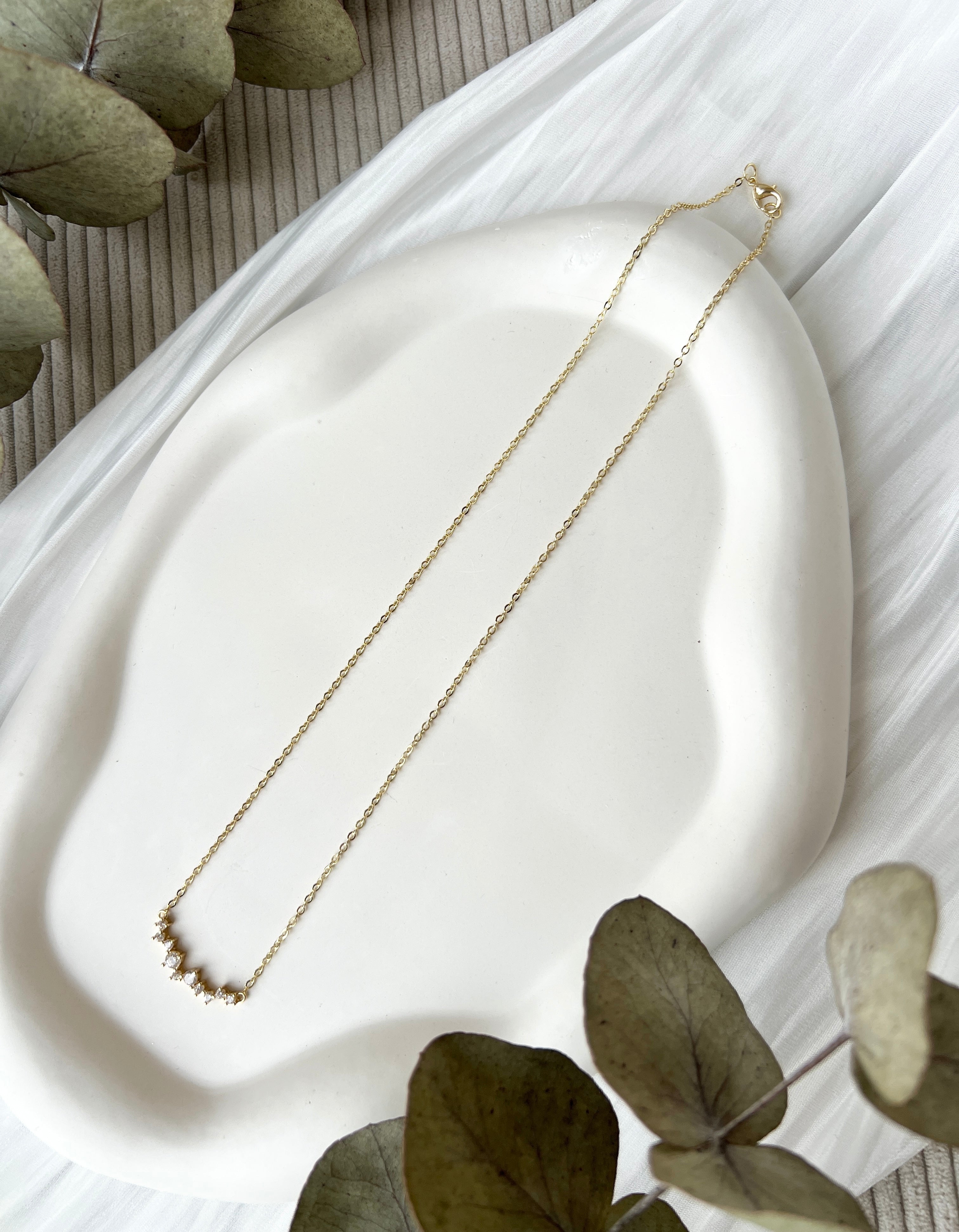 Halskette mit funkelnden Steinchen, Goldene Kette, Gold, Geschenk fuer Sie, Brautschmuck, feiner Schmuck, Hochzeit, Damenschmuck, Frauenschmuck, Brautkette, Weihnachtsgeschenk fuer Frauen