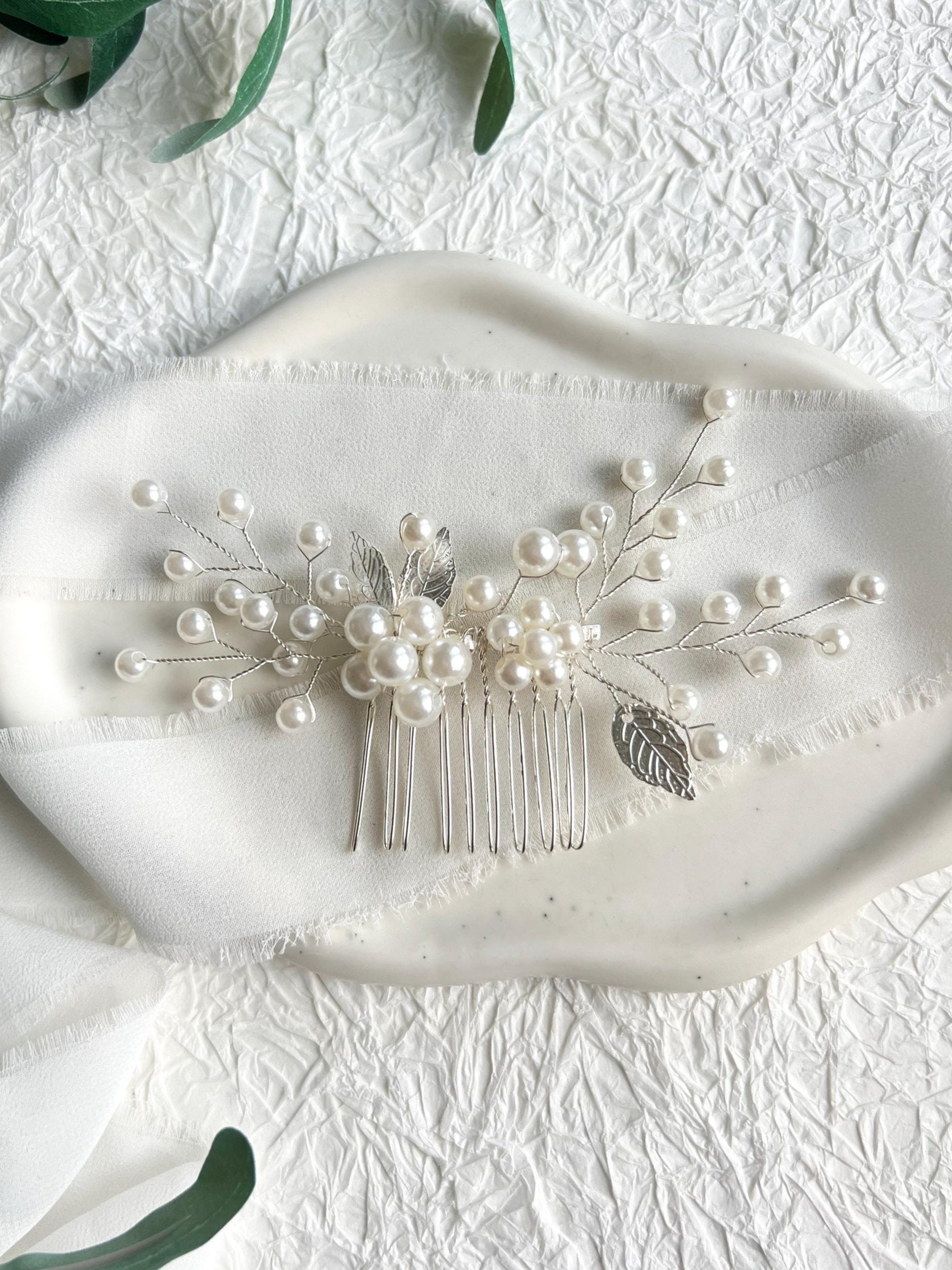 Brautschmuck, silberner Haarkamm, weiße Perlen, Silber, Blätter, Haarspange, Brauthaarschmuck, Schmuck Hochzeit, Braut, Blumen, Perlenschmuck