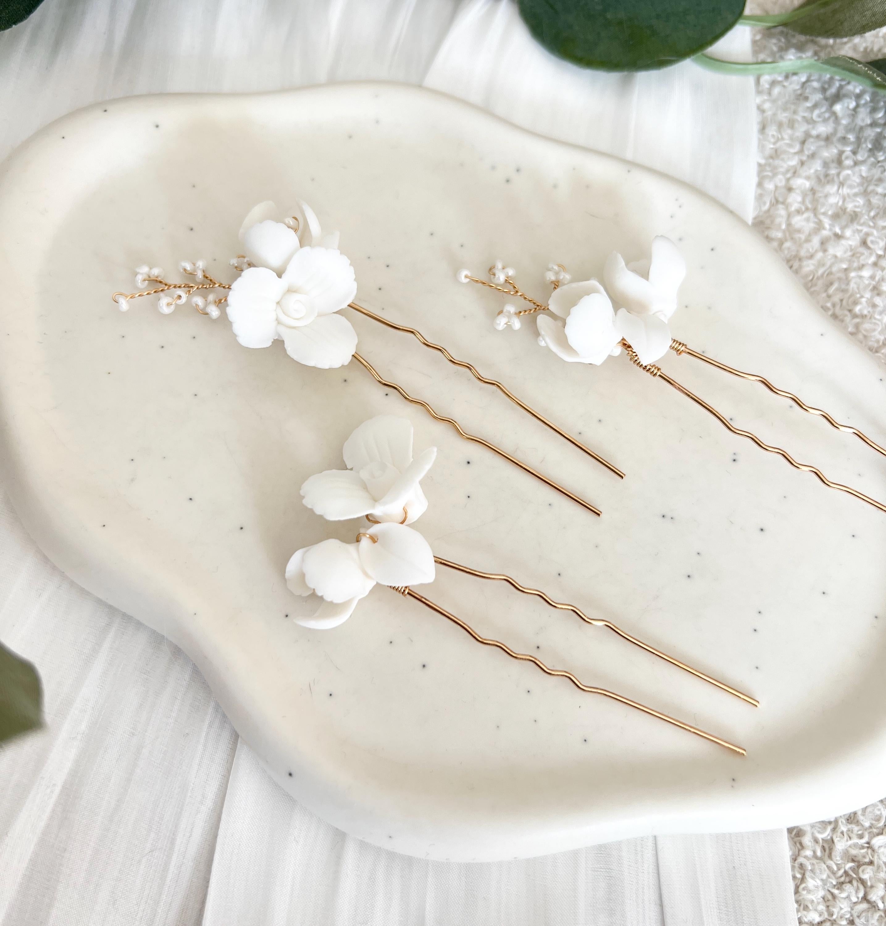 Haarnadeln, 3 Stück, Brautset, Gold, weiße Perlen, Couture-Blüten, Keramikblumen, weiße Blumen, Brautschmuck, Hochzeit, feiner Haarschmuck, Perlenschmuck, Brautjungfer, Schmuck Hochzeit