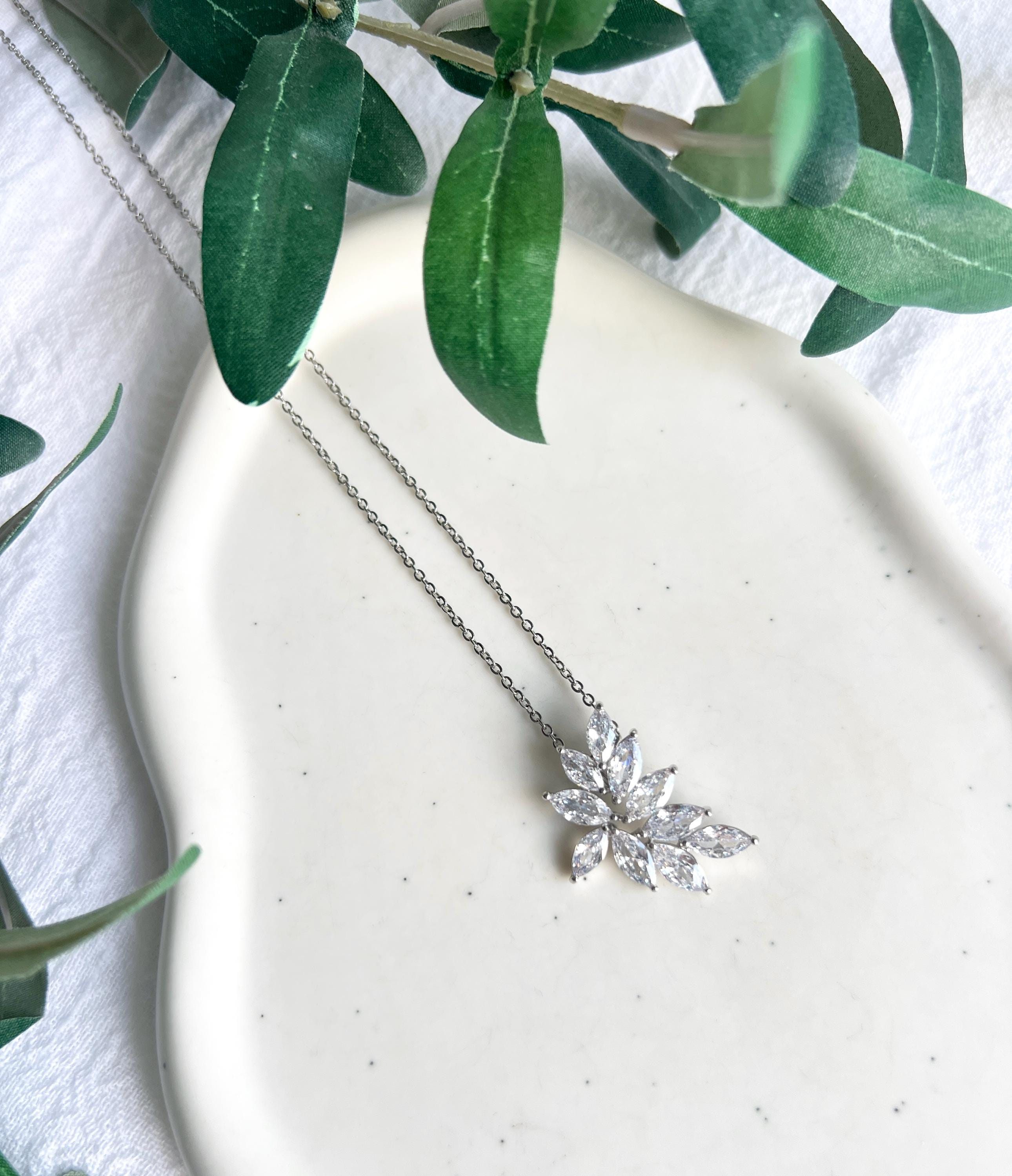 Halskette Silber, glänzender Cubic Zirkonia Anhänger, Brautschmuck, Schmuck Hochzeit, Brauthalskette, feine Kette, silberne Blätter