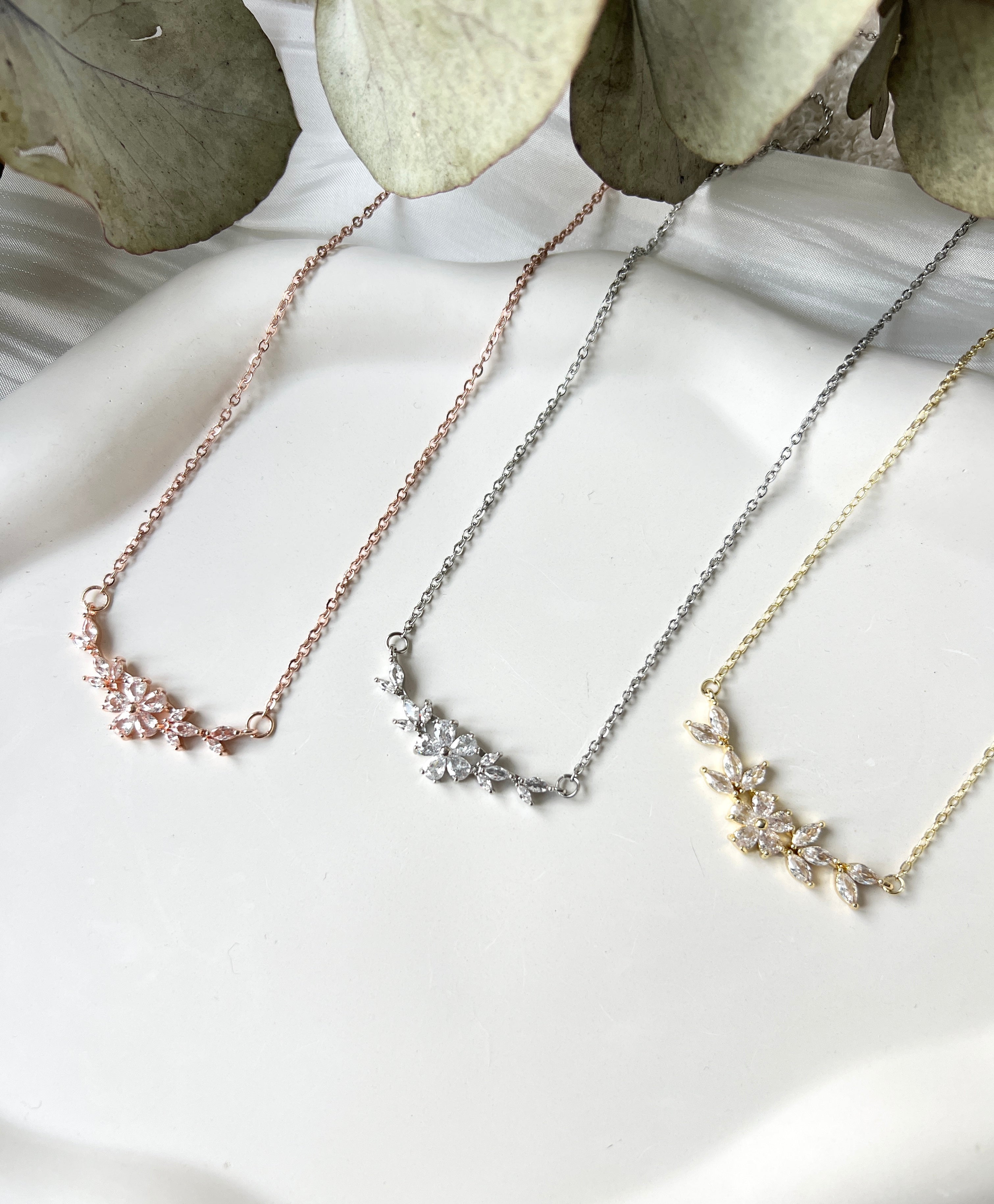 Halskette, kurze Kette, feiner Brautschmuck, feine Blumen, Roségold, Silber oder Gold, glaenzender Schmuck, hochwertiger Hochzeit, Brauthalskette, Brautjungfer, Geschenk fuer Sie, kurze Kette, Damenschmuck, Weihnachtsgeschenk Frauen