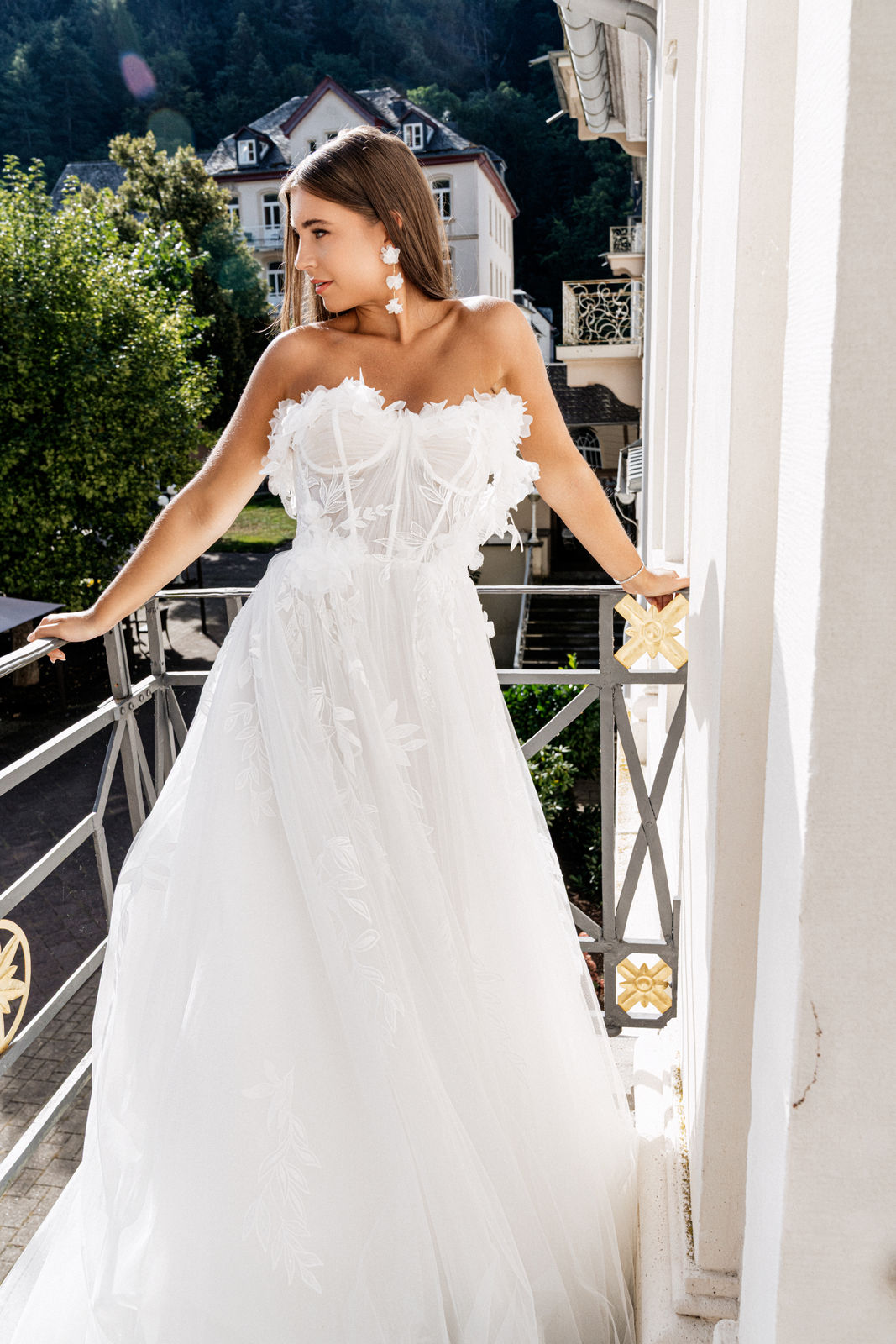 Lange Blütenohrringe, Weiße Blumen, Goldene Details, elegante Brautohrringe, feiner Brautschmuck, milchig-weiss, Hochzeitsschmuck, Schmuck Hochzeit, Statementschmuck, Ohrringe Standesamt, Blumenschmuck, Weddinginspiration, Bridalinspo, Bride to be, Earrings, Styled Shooting, modern Wedding