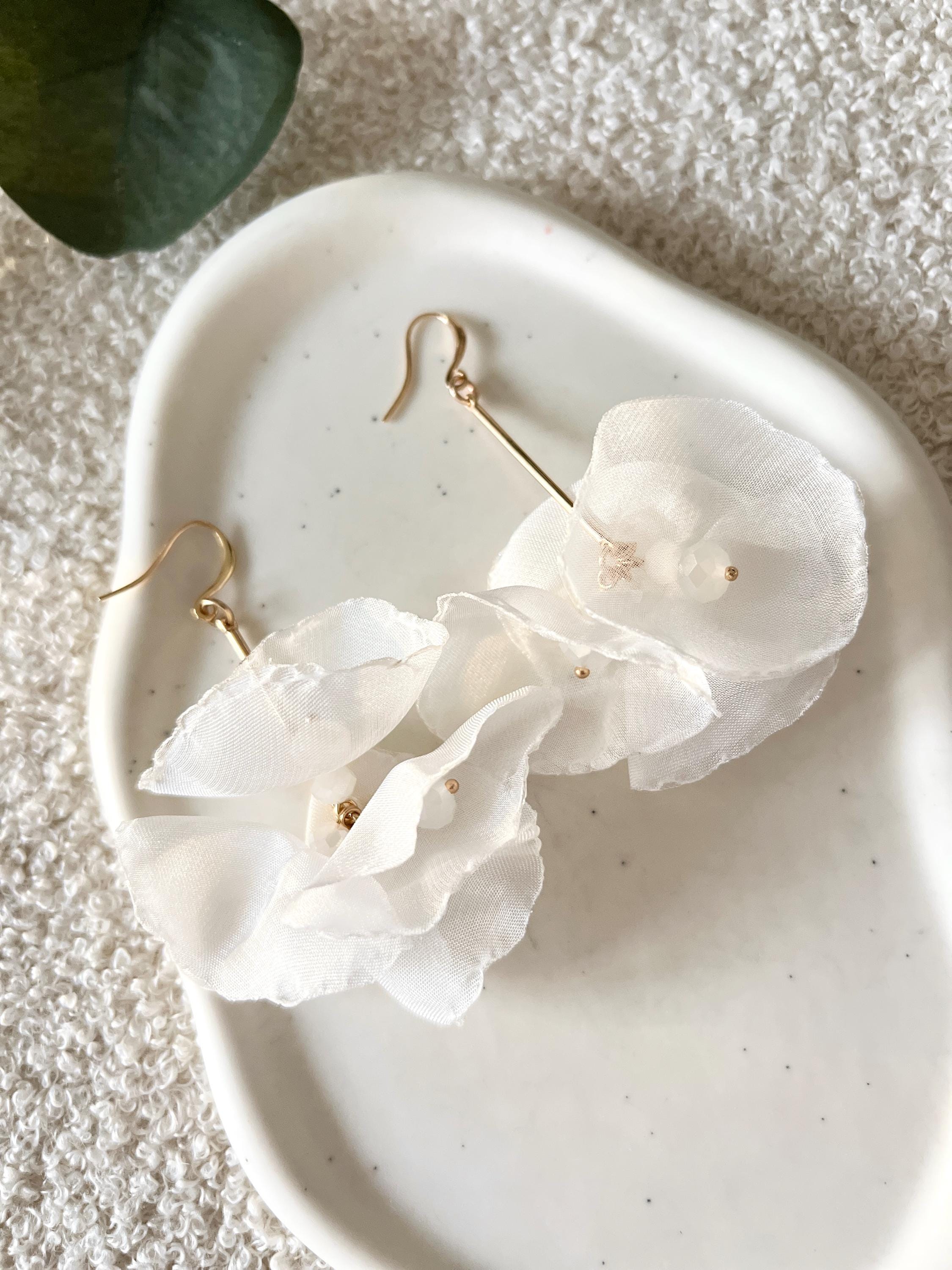 Moderne Ohrringe, Brautohrringe, Gold, weiße Blüten, glänzende Perlen, Perlenschmuck, Stoff, Hängeohrringe, Brautschmuck, Schmuck Hochzeit, Perlenohrringe