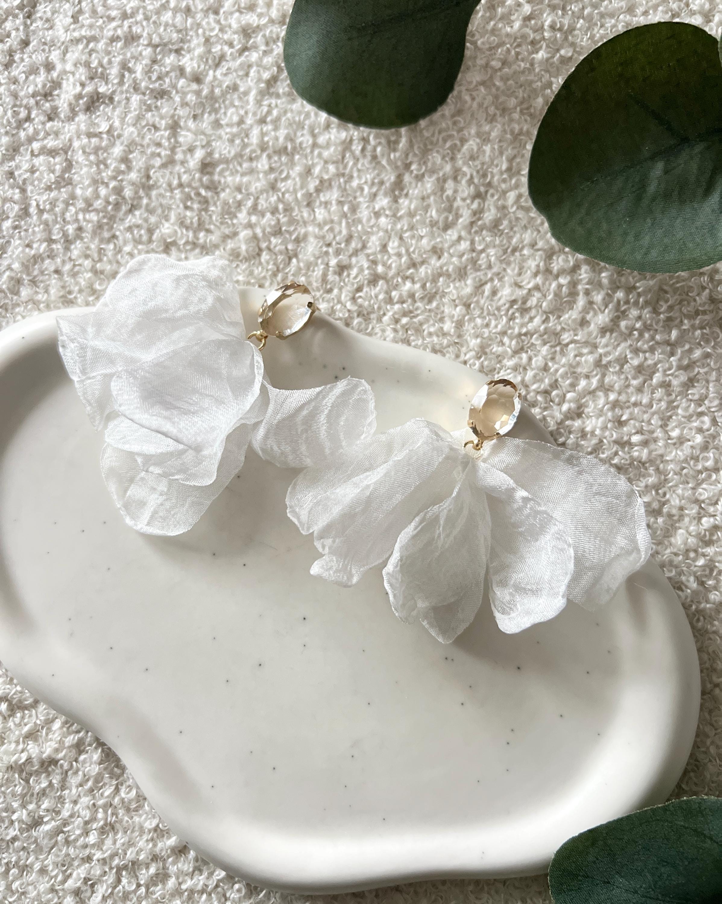 große Ohrringe, weiße Blätter aus Stoff, Brautohrringe weiß, Blütenblätter, Brautschmuck, moderne Ohrstecker Standesamt, Braut Schmuck Hochzeit