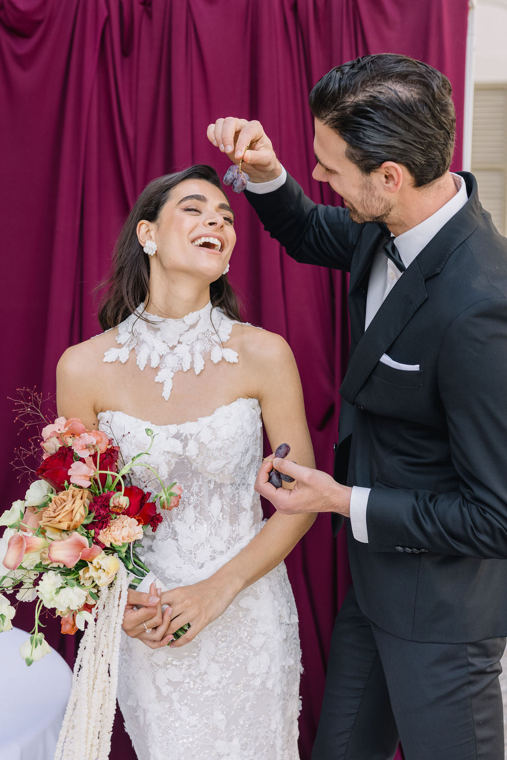 Ohrringe, weiß-transparente Blüten, abstrakt, Couture, feine Ohrstecker, Brautohrringe, Schmuck fuer die Hochzeit, Hochzeitsschmuck, eleganter Brautschmuck, moderne Damenohrringe, Schmuckbluete
