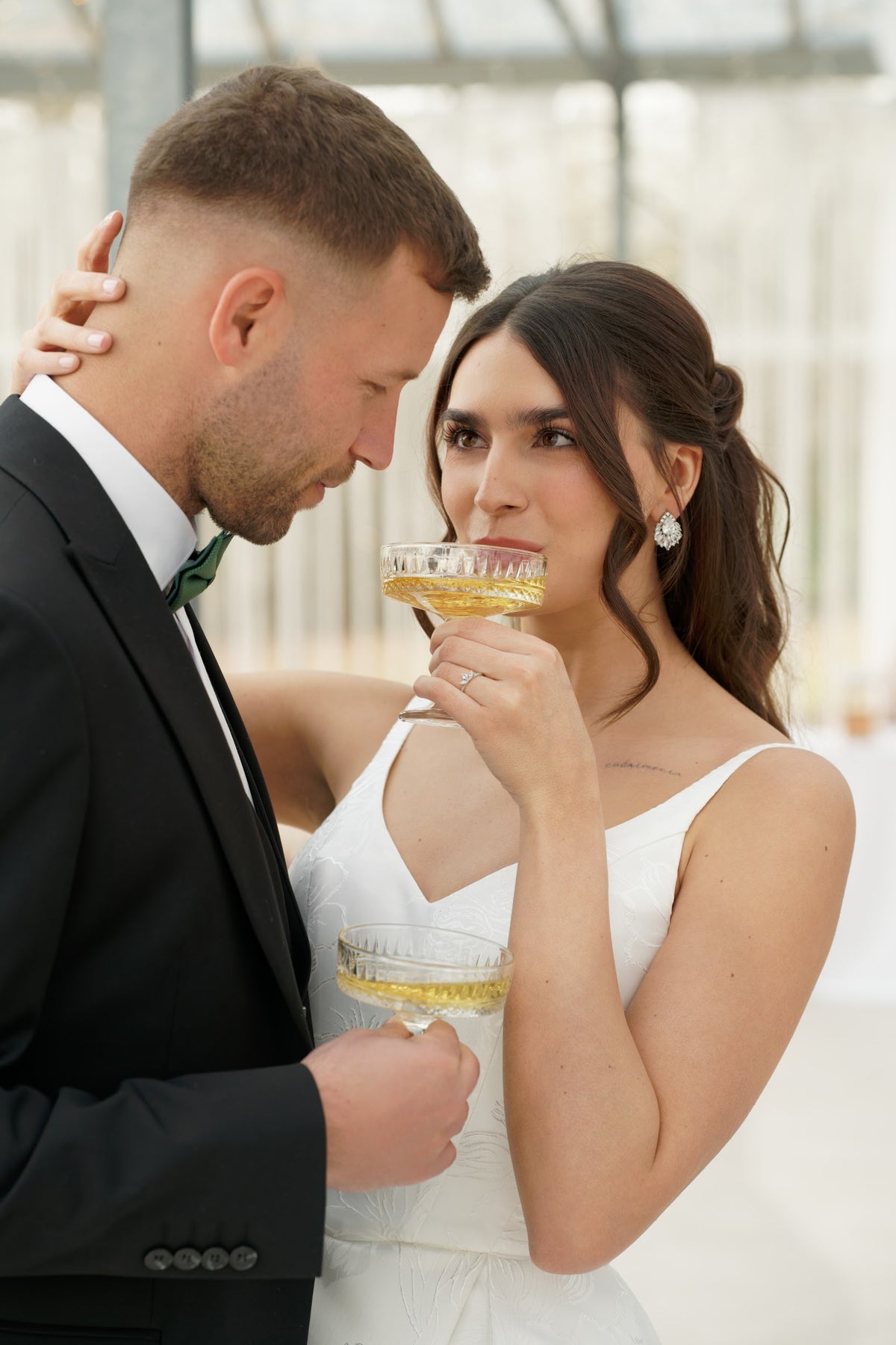Funkelnde Ohrringe, Silber, Cubic Zirconia, auffallende Ohrstecker, Brautschmuck, glänzende Brautohrringe, eleganter Schmuck Standesamt, modern, Hochzeit