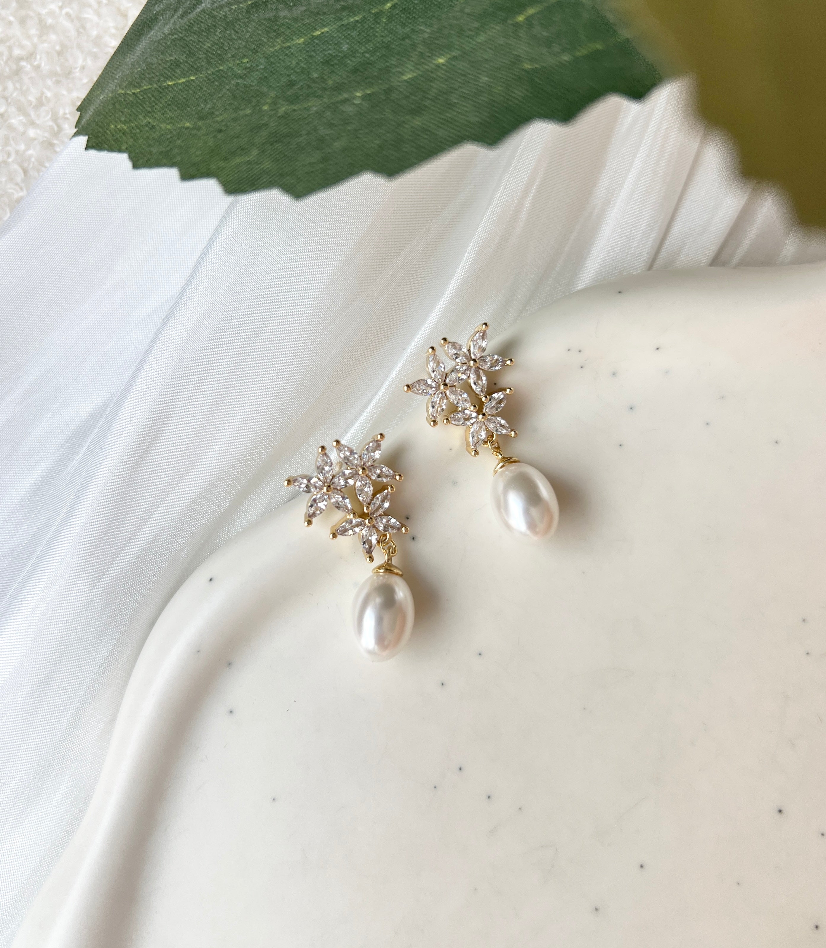 Ohrringe, Braut, funkelnde Ohrstecker in den Varianten Gold oder Silber, Perlenohrringe, Perlenschmuck, Brautohrringe, Brautschmuck, Schmuck Hochzeit, Geschenk für Sie, Brautungfer, Blumen