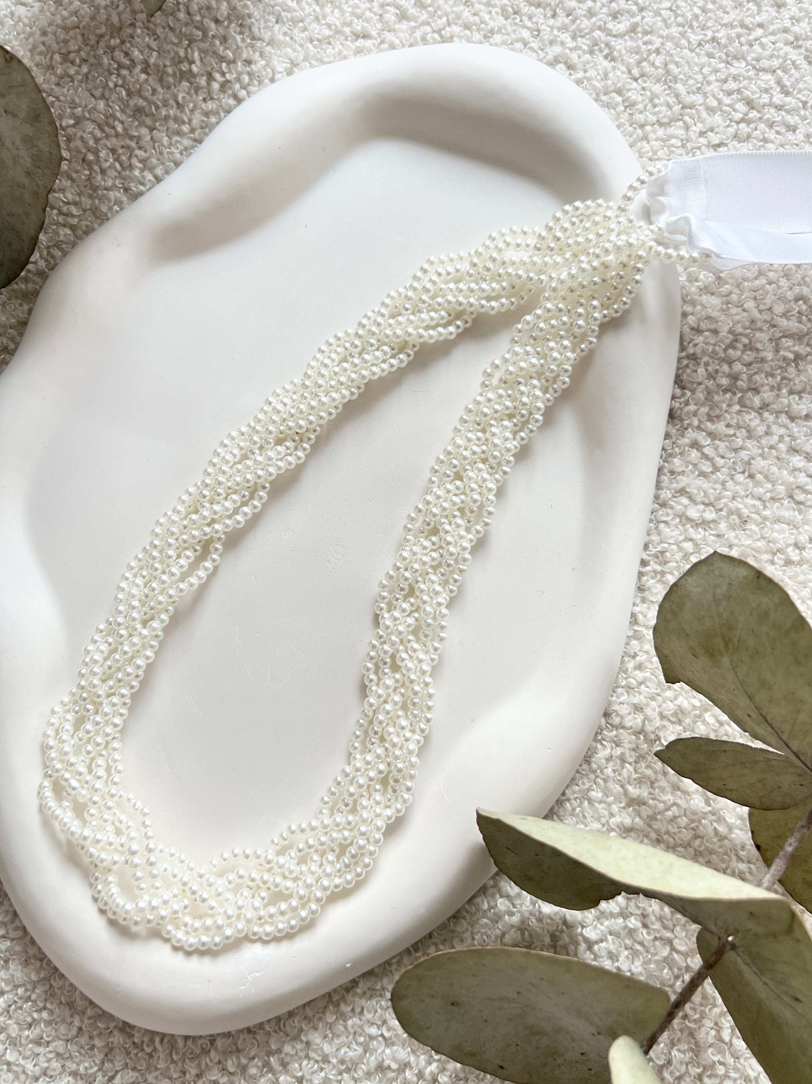 Brautgürtel mit feinen weißen Perlen, Perlenguertel, Einheitsgröße, Onesize, Brautschmuck, Brautzubehör, Perlenschmuck fuer die Braut, Standesamtlook, weddinginspiration, Bridalinspo, Wedding Inspiration, Bridaljewelry, Brautaccessoires