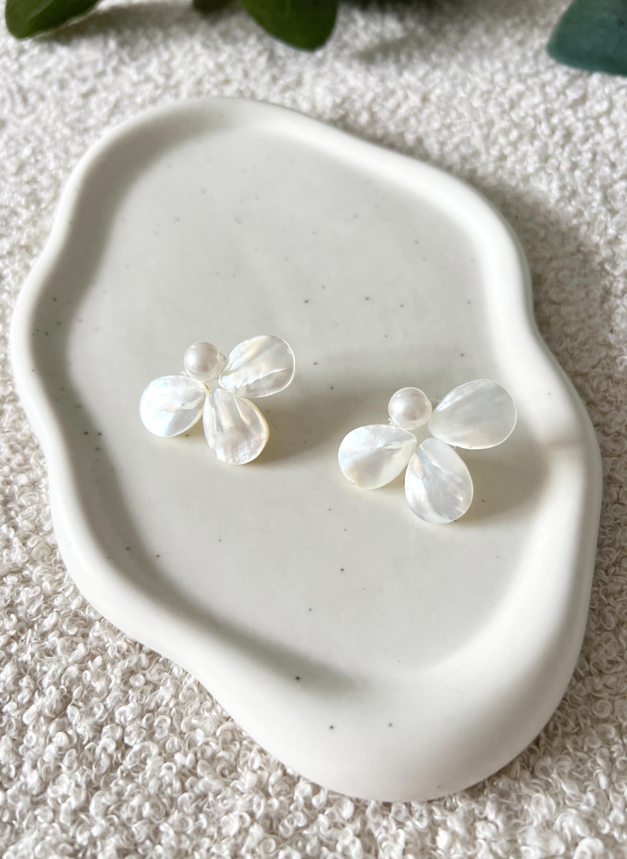 Ohrringe, weiß, große Brautohrringe, Perlmutt Blätter, Brautohrringe, Schmuck Hochzeit, Blütenohrringe, moderne Ohrstecker, Standesamt, Perlenschmuck, Perlenohrringe