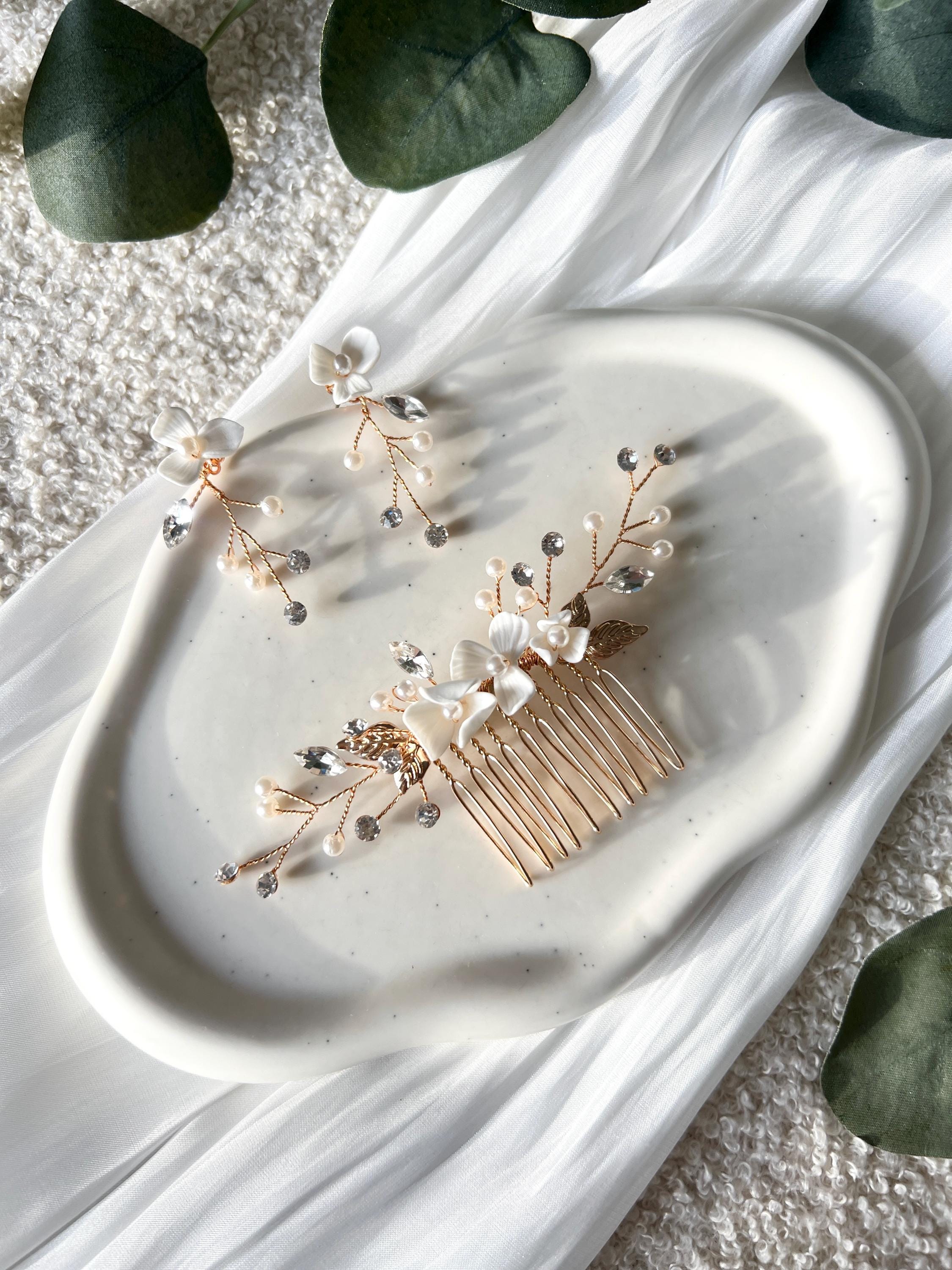 Brautschmuck, Gold und weiß, Haarkamm, Ohrringe, Blüten, Hängeohrringe, Strass, Perlen, Perlenschmuck, feiner Haarschmuck, Standesamt, Blumen, Schmuck Hochzeit, Brautfrisur, Perlenohrringe