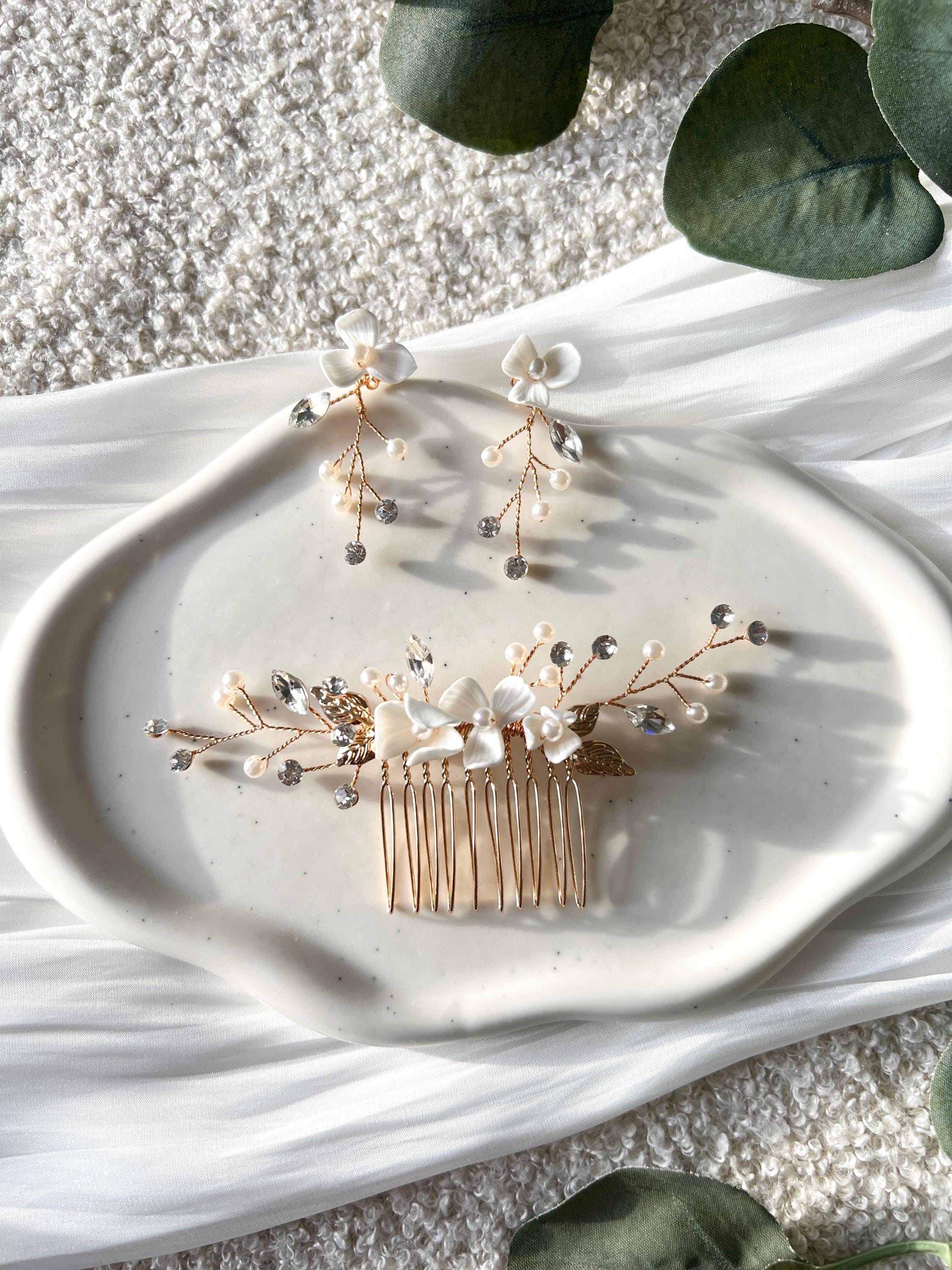 Brautschmuck, Gold, Haarkamm, Ohrringen, Blüten, Hängeohrringe, Strass, Perlen, Perlenschmuck, feiner Haarschmuck, Standesamt, Blumen, Schmuck Hochzeit, Brautfrisur, Perlenohrringe