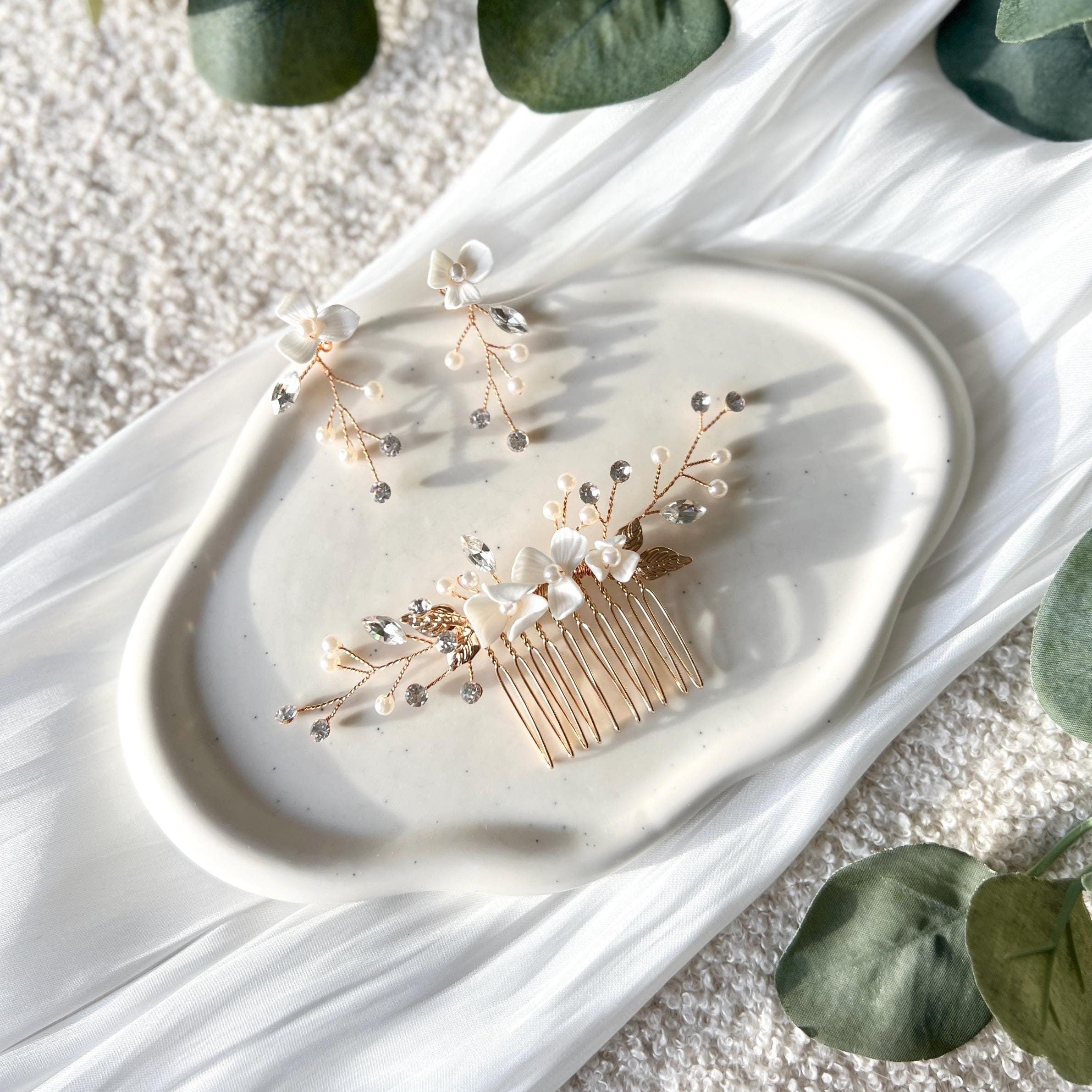 Brautschmuck, Gold und weiß, Haarkamm, Ohrringe, Blüten, Hängeohrringe, Strass, Perlen, Perlenschmuck, feiner Haarschmuck, Standesamt, Blumen, Schmuck Hochzeit, Brautfrisur, Perlenohrringe