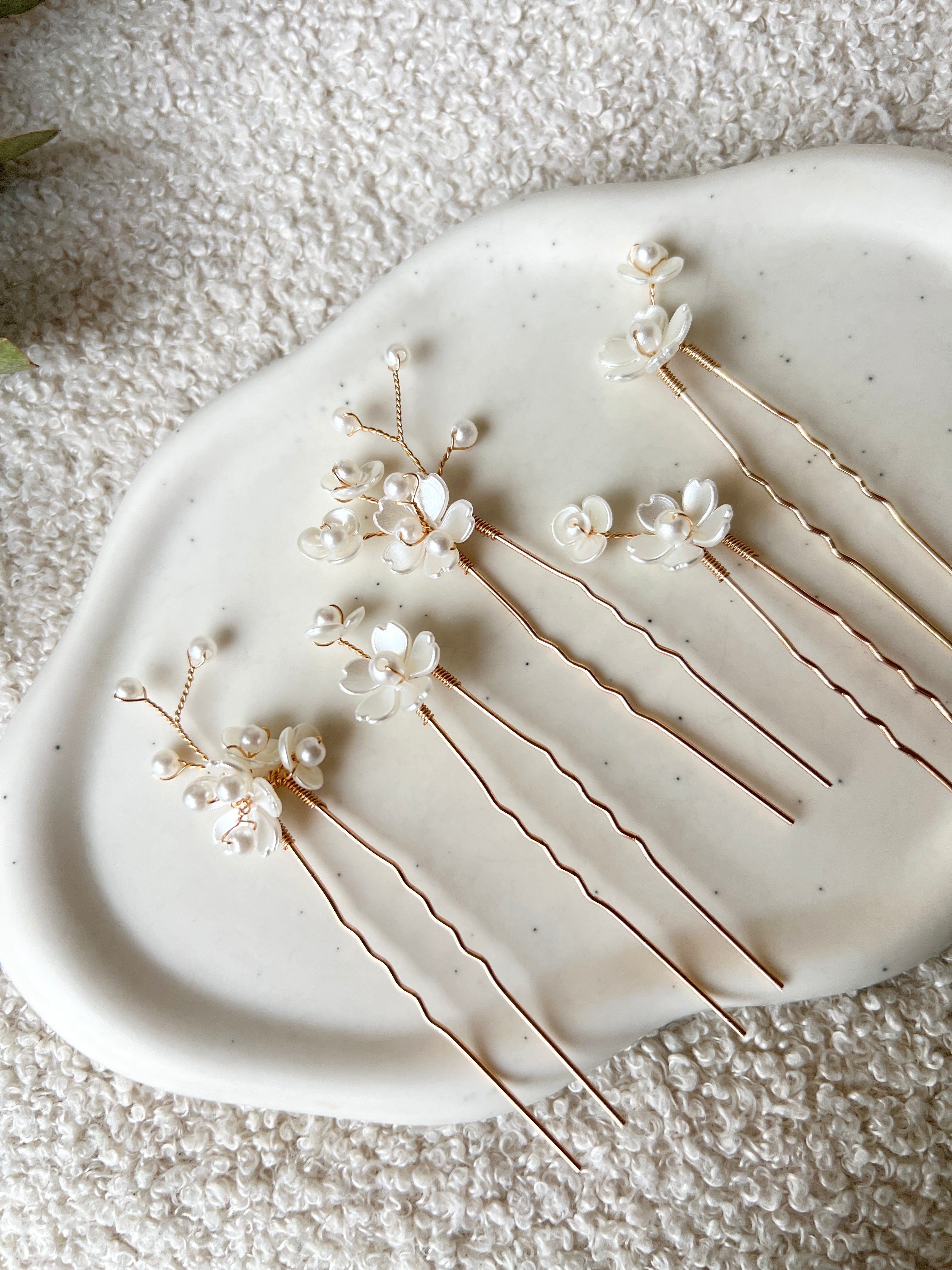 Braut, Haarnadeln, Gold und Weiß, Brautfrisur, Set 5 Stück, Haarschmuck für die Hochzeit, Schmuck Brautjungfer, weiße Blumen und Perlen, goldener Brauthaarschmuck