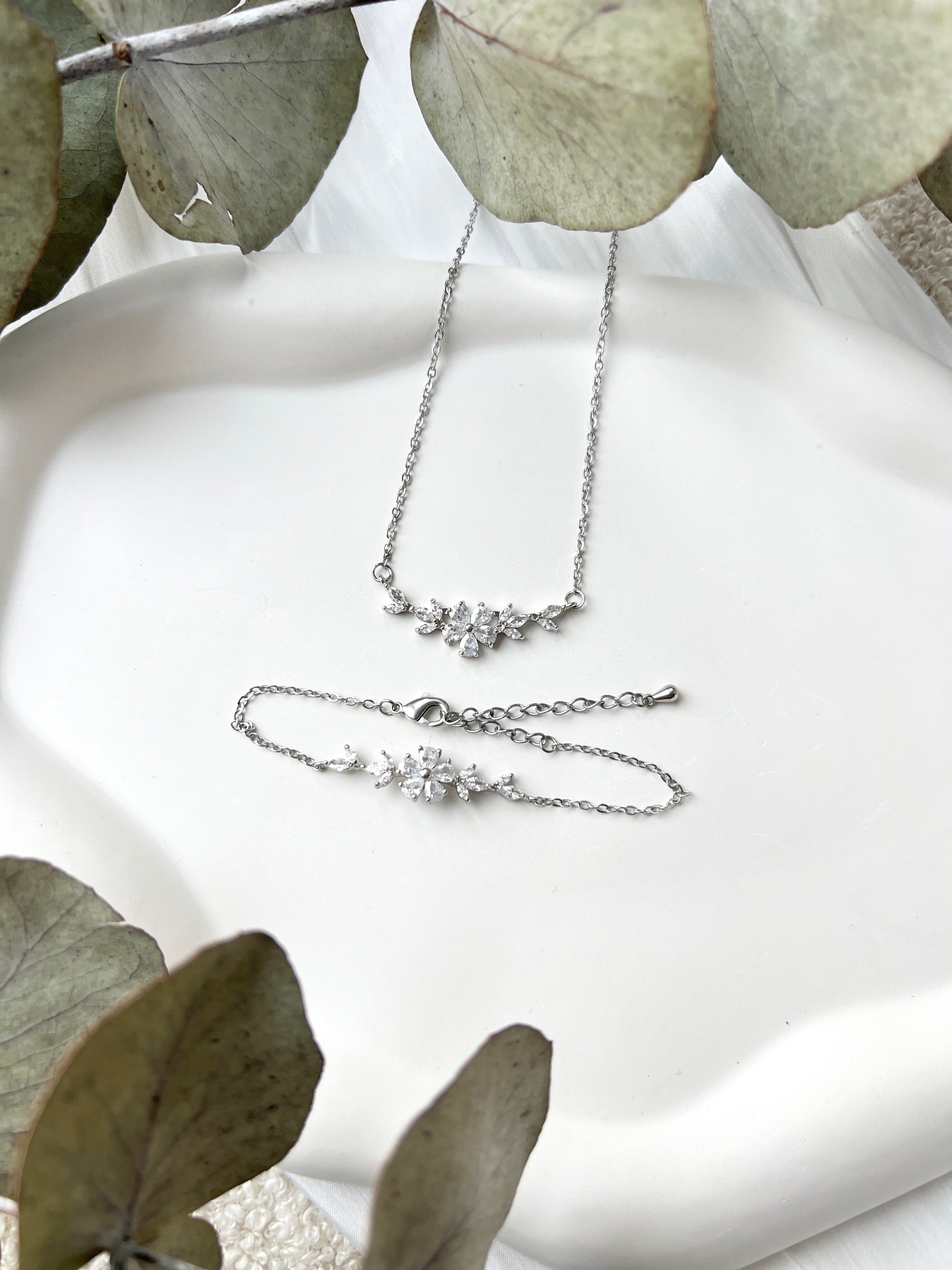 Schmuckset, Armband und Halskette mit funkelnden Steinen aus Glas, Silber oder Gold, feiner Brautschmuck, elegantes Brautarmband, edele Halskette, Schmuck fuer Sie, Geschenk Frauen, Hochzeit, glaenzender Armschmuck, Brautjungfer, Weihnachtsgeschenk, Perlenarmband, Perlenschmuck, Damenschmuck