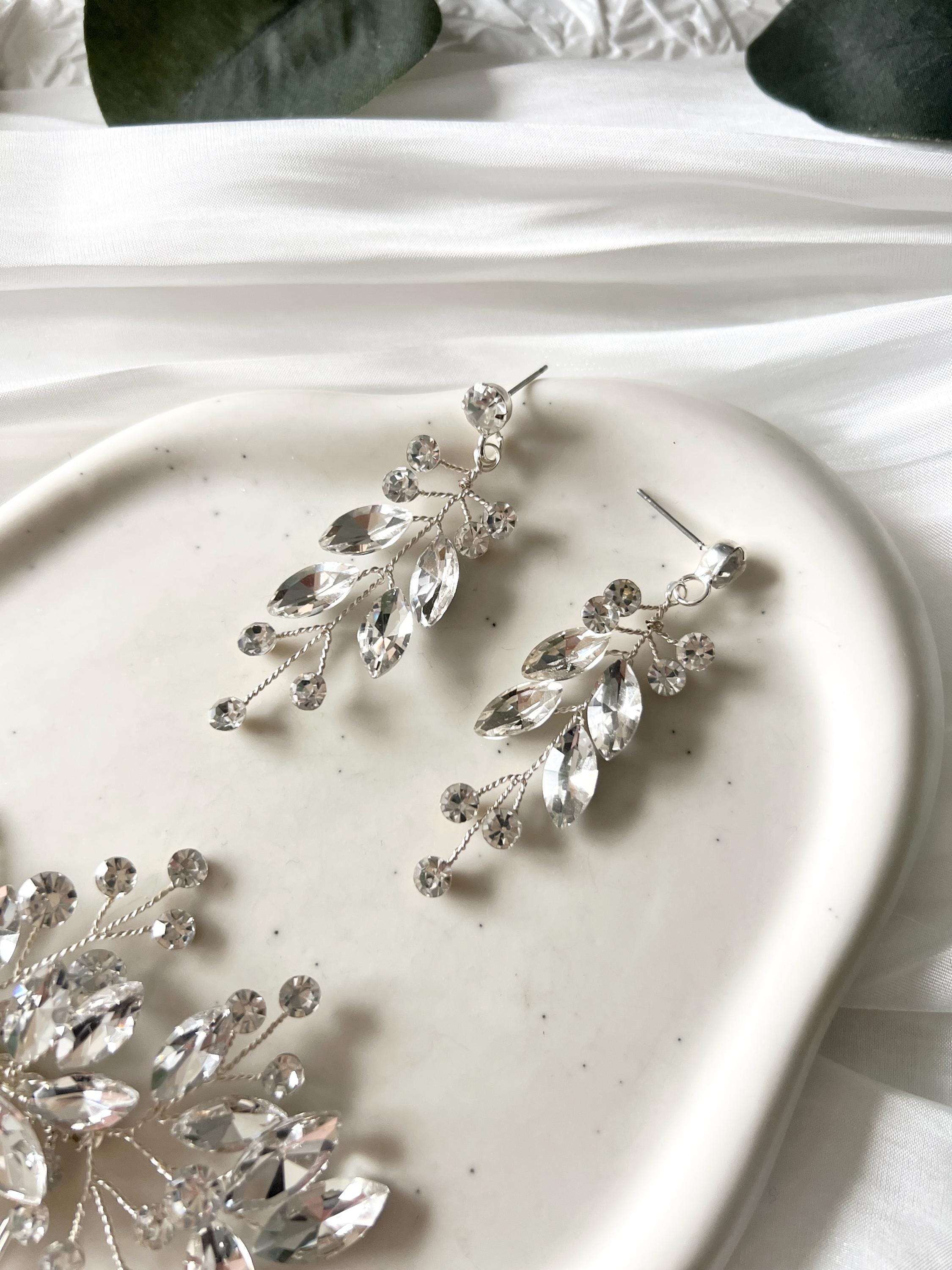 Schmuckset, Brautschmuck, Silber, Strass-Steine, Haarkamm, Ohrringe, glänzende Hängeohrringe, funkelnde Brautohrringe, Haarschmuck Braut, Schmuck Hochzeit standesamtliche Trauung, modern, Brautfrisur