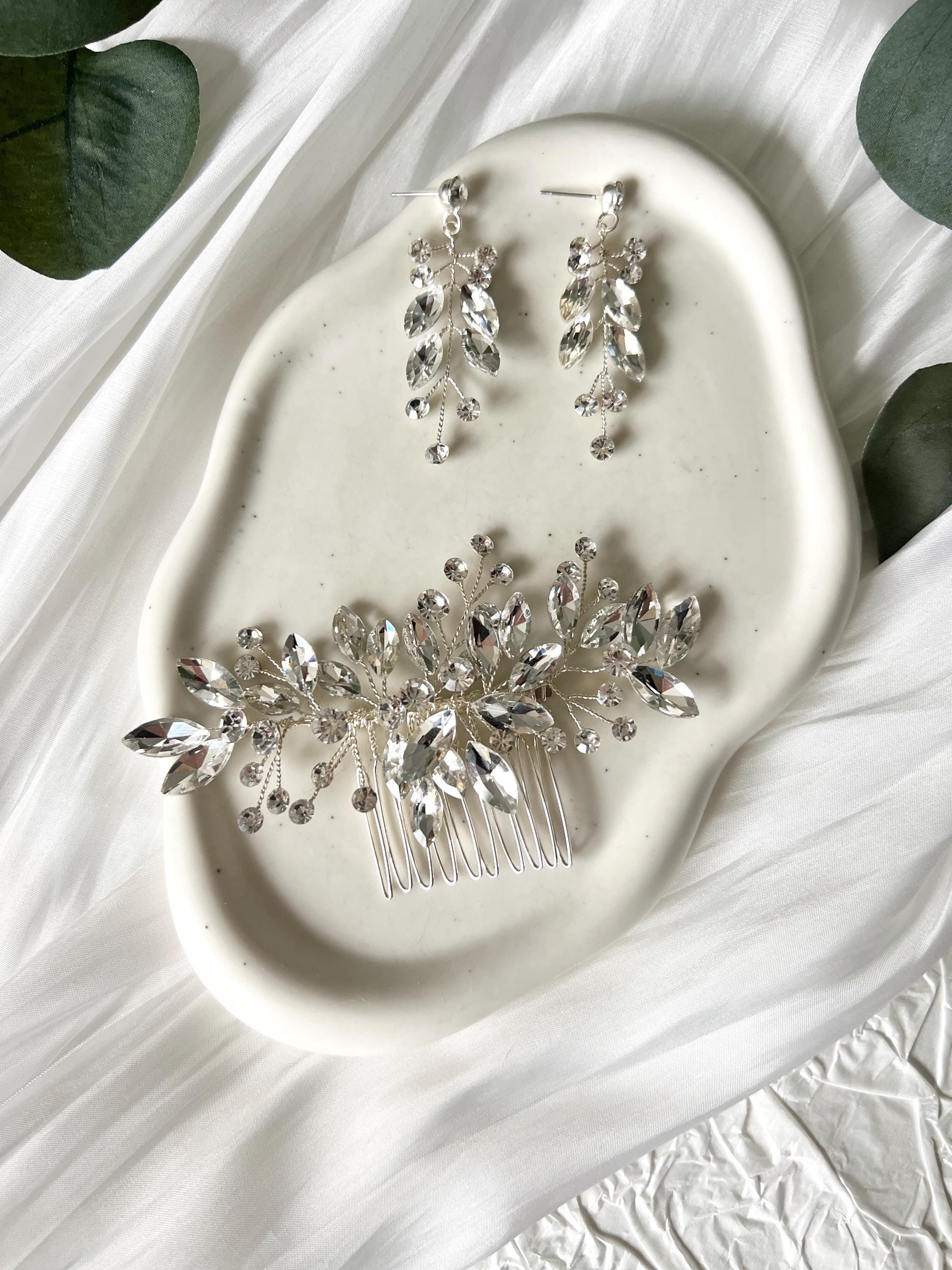 Schmuckset, Brautschmuck, Silber, Strass-Steine, Haarkamm, Ohrringe, glänzende Hängeohrringe, funkelnde Brautohrringe, Haarschmuck Braut, Schmuck Hochzeit standesamtliche Trauung, modern, Brautfrisur
