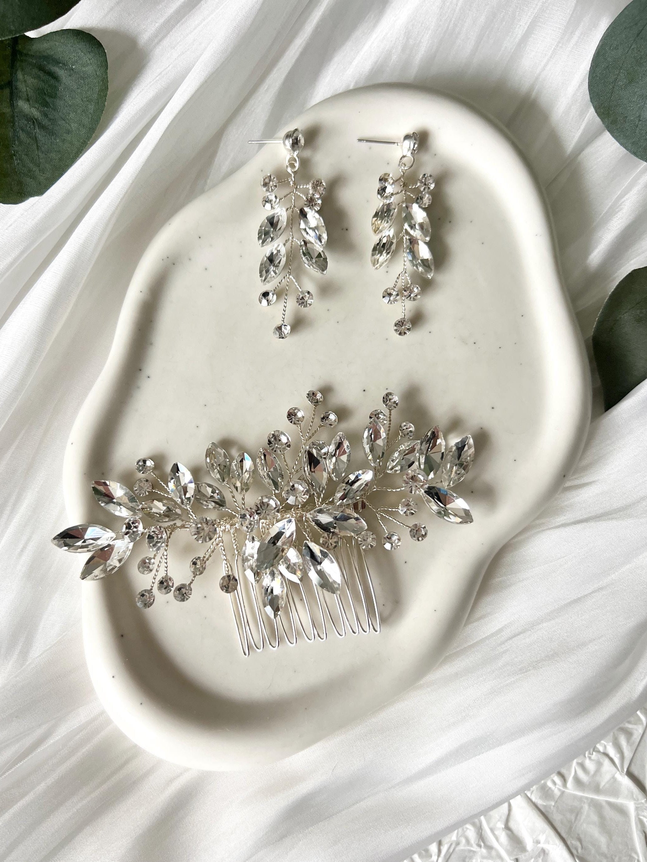 Schmuckset, Brautschmuck, Silber, Strass-Steine, Haarkamm, Ohrringe, glänzende Hängeohrringe, funkelnde Brautohrringe, Haarschmuck Braut, Schmuck Hochzeit standesamtliche Trauung, modern, Brautfrisur
