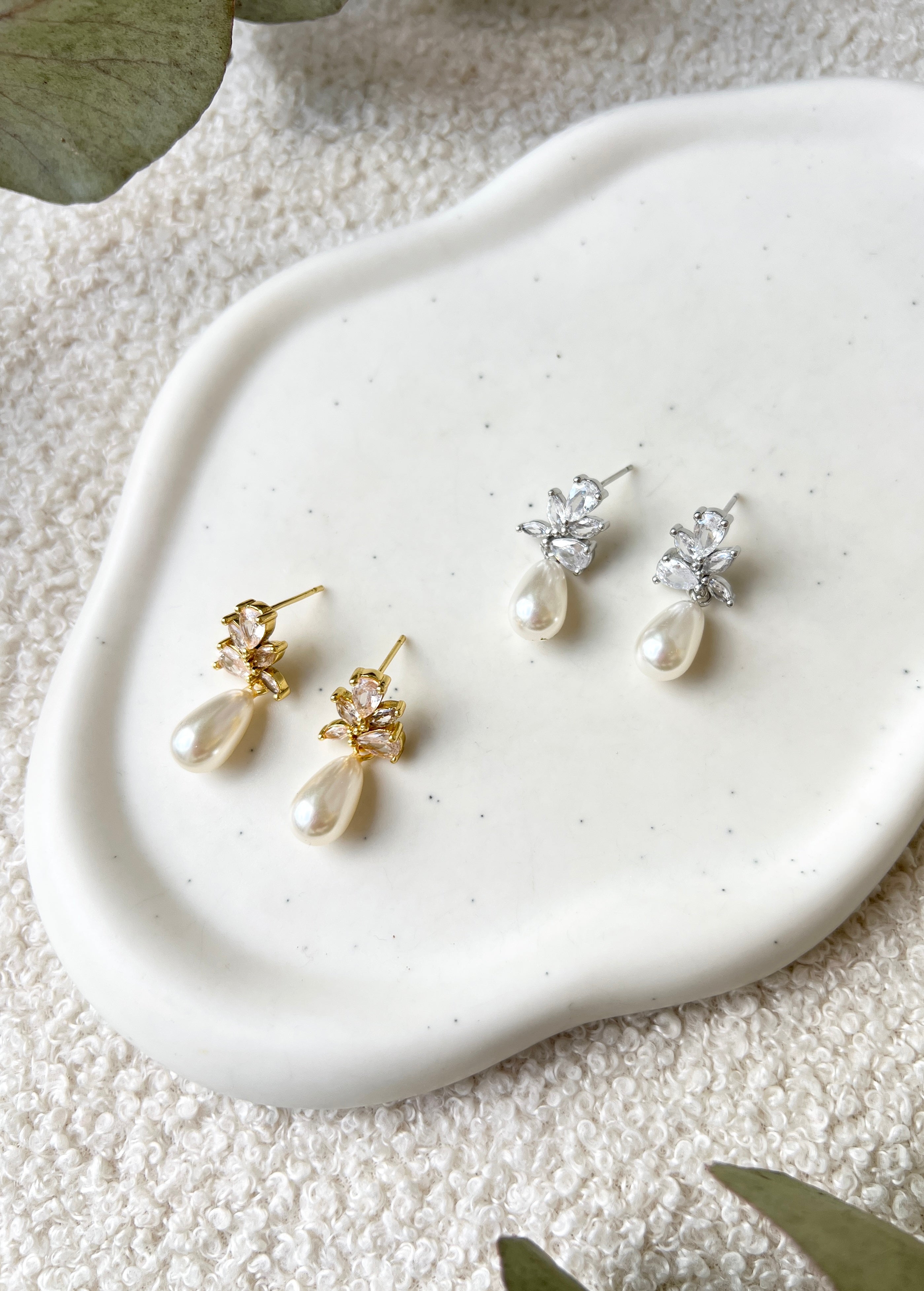 Perlenohrringe, Silber oder Gold, glänzende Ohrringe, Brautohrringe, funkelnde Ohrstecker, Brautschmuck, Schmuck für die Hochzeit