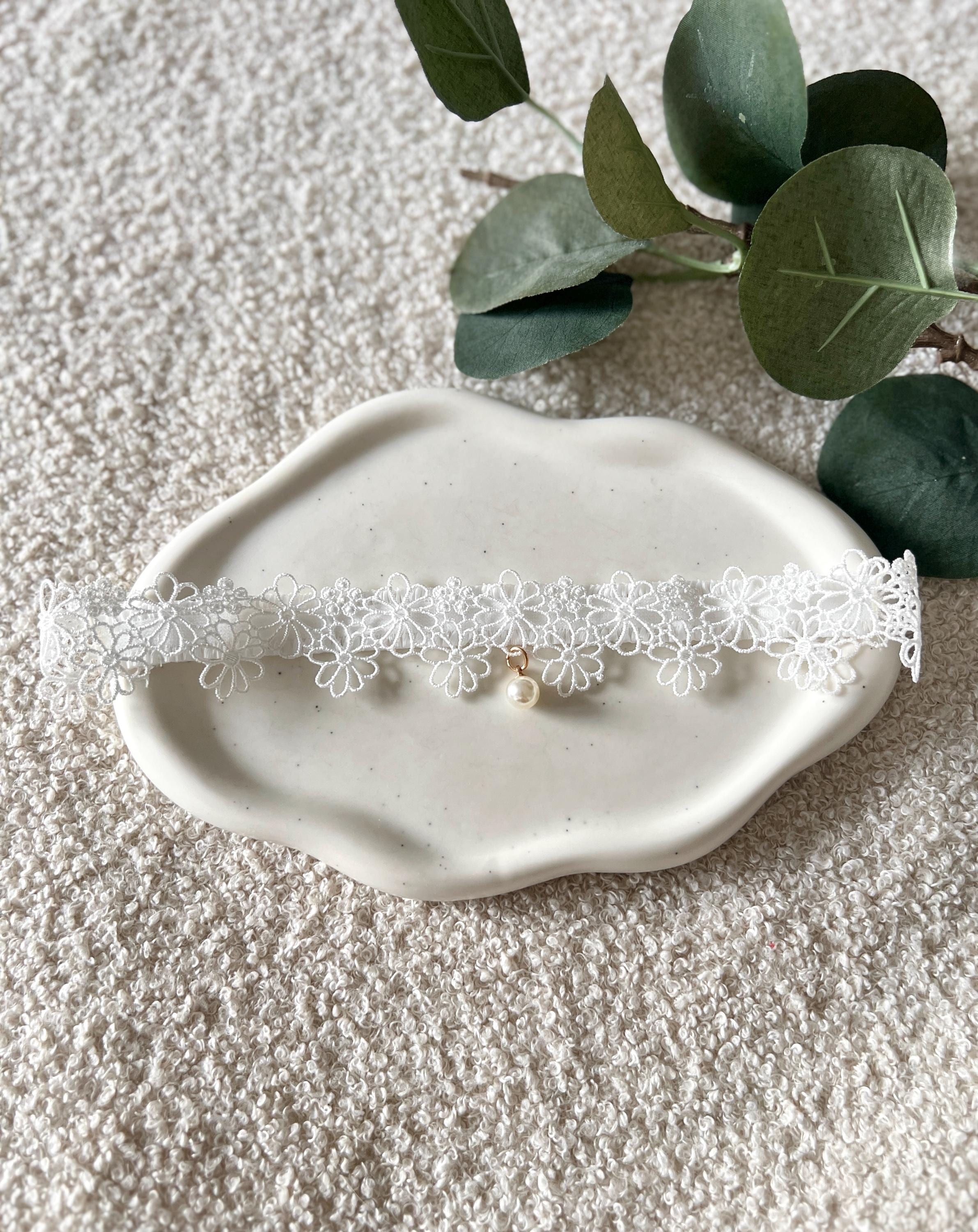 Strumpfband, Spitze, weißes Spitzenstrumpfband, Brautschmuck, Perlenanhaenger, Perle, Blumen, One Size, Beinschmuck, Braut, Schmuck Hochzeit, Hochzeitsschmuck