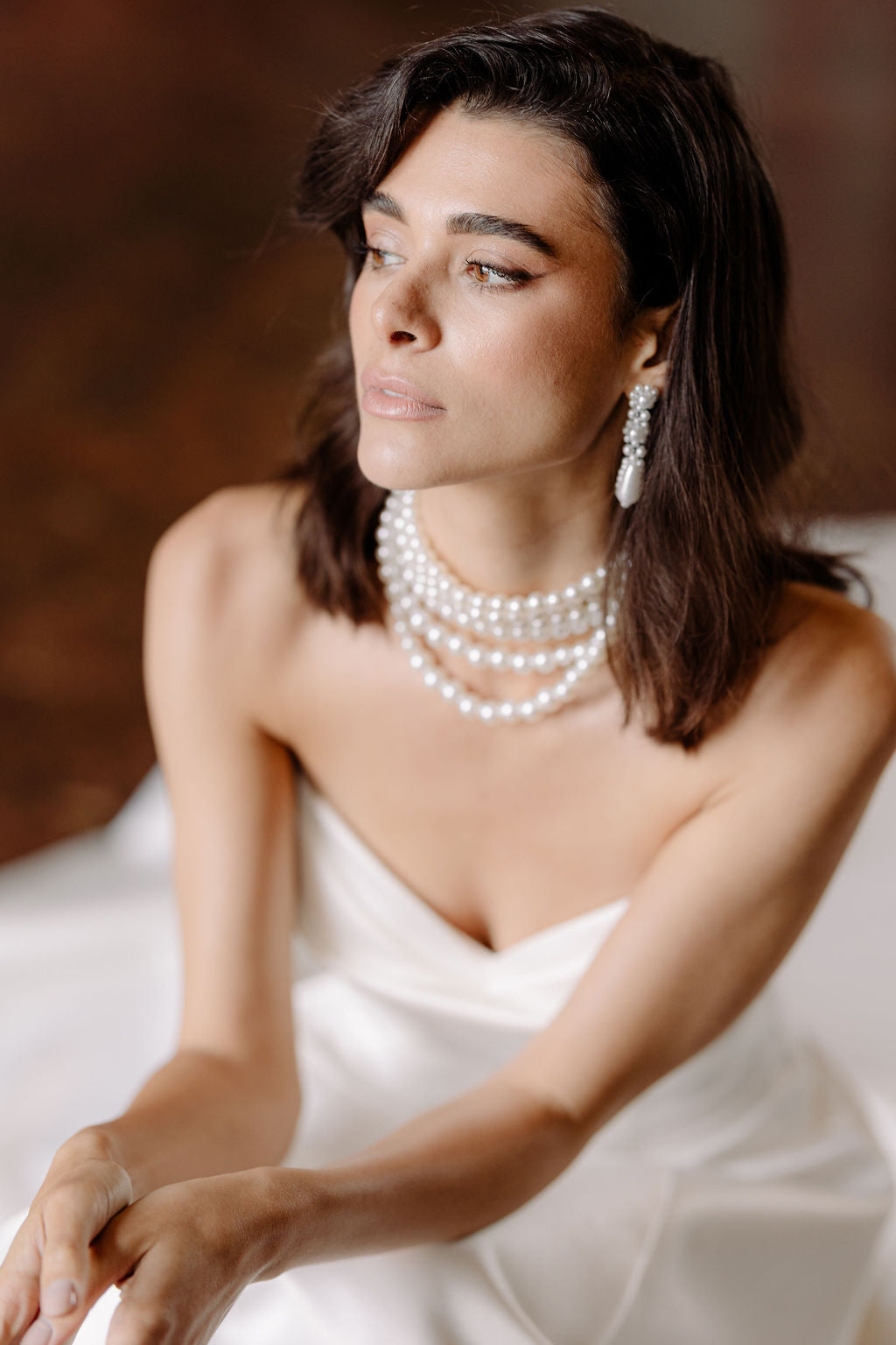 Moderne Perlenohrringe, elegante Ohrringe, feiner Brautschmuck, schicke Brautohrringe, weiss, opulenter Perlenschmuck, Schmuck fuer die Hochzeit, Hochzeitsschmuck, Braut, Standesamt, Weddinginspiration