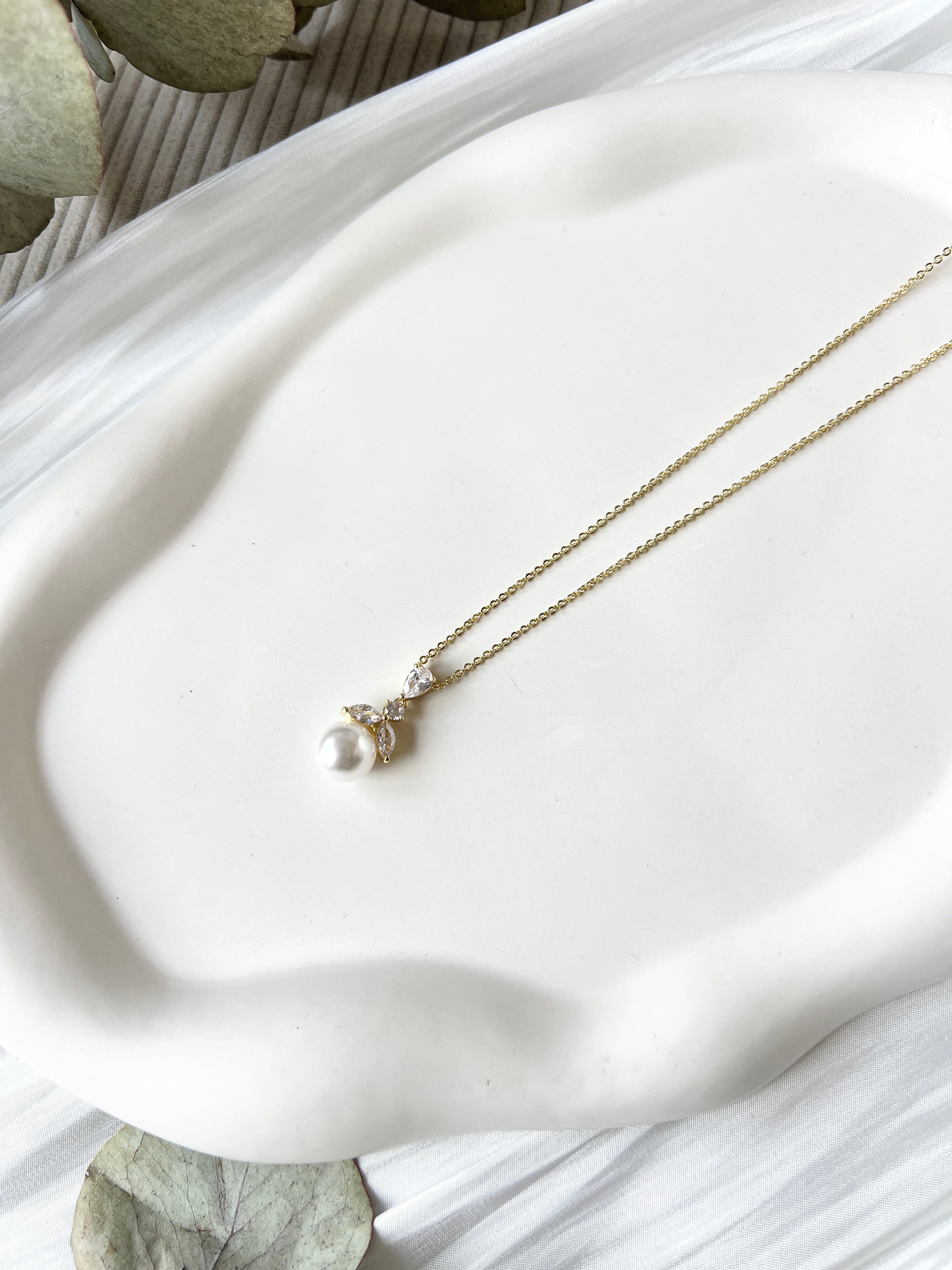 Perlenhalskette, feine goldene Halskette mit funkelnden Zirkoniasteinen und einem Perlenanhaenger, Brautschmuck, Hochwertiger Schmuck, Hochzeit, Brauthalskette Gold, Brautjungfer, Geschenk fuer Sie, Geburtstagsgeschenk, Weihnachtsgeschenk Frauen, zarte Kette