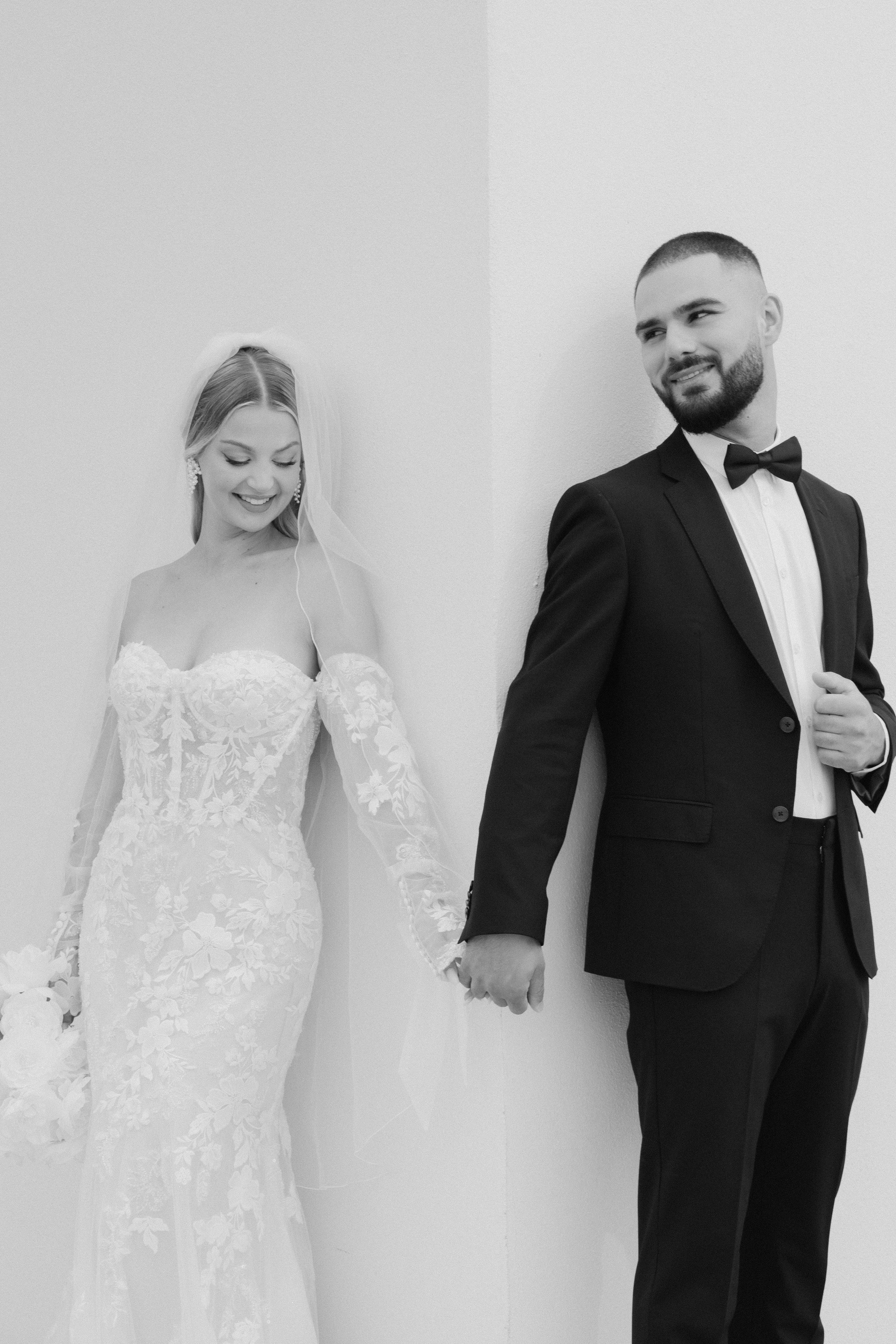 Elegante Perlenohrringe, weiße feine Perlen und silberner Juwelierdraht, Haengende Ohrringe mit Ohrstecker, moderner Brautschmuck, schicke Brautohrringe, Schmuck Hochzeit, Weddinginspiration