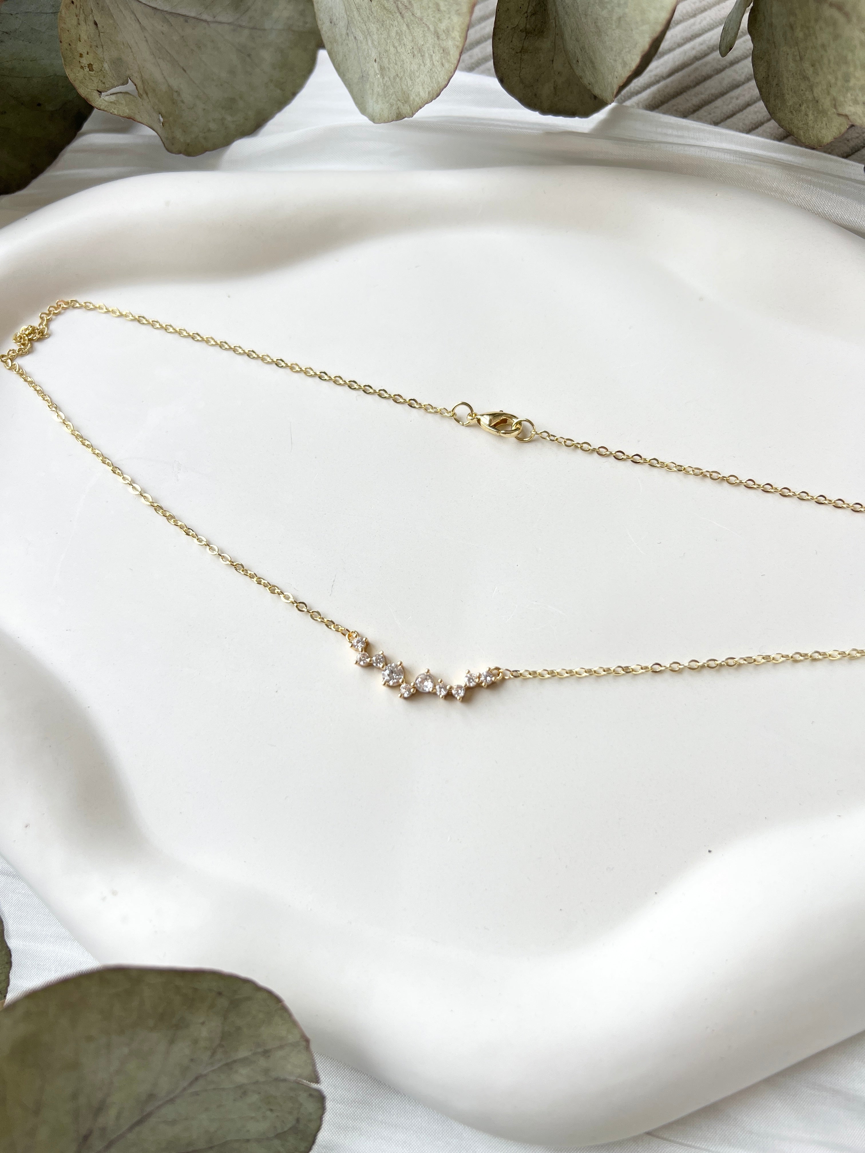 Halskette mit funkelnden Steinchen, Goldene Kette, Gold, Geschenk fuer Sie, Brautschmuck, feiner Schmuck, Hochzeit, Damenschmuck, Frauenschmuck, Brautkette, Weihnachtsgeschenk fuer Frauen