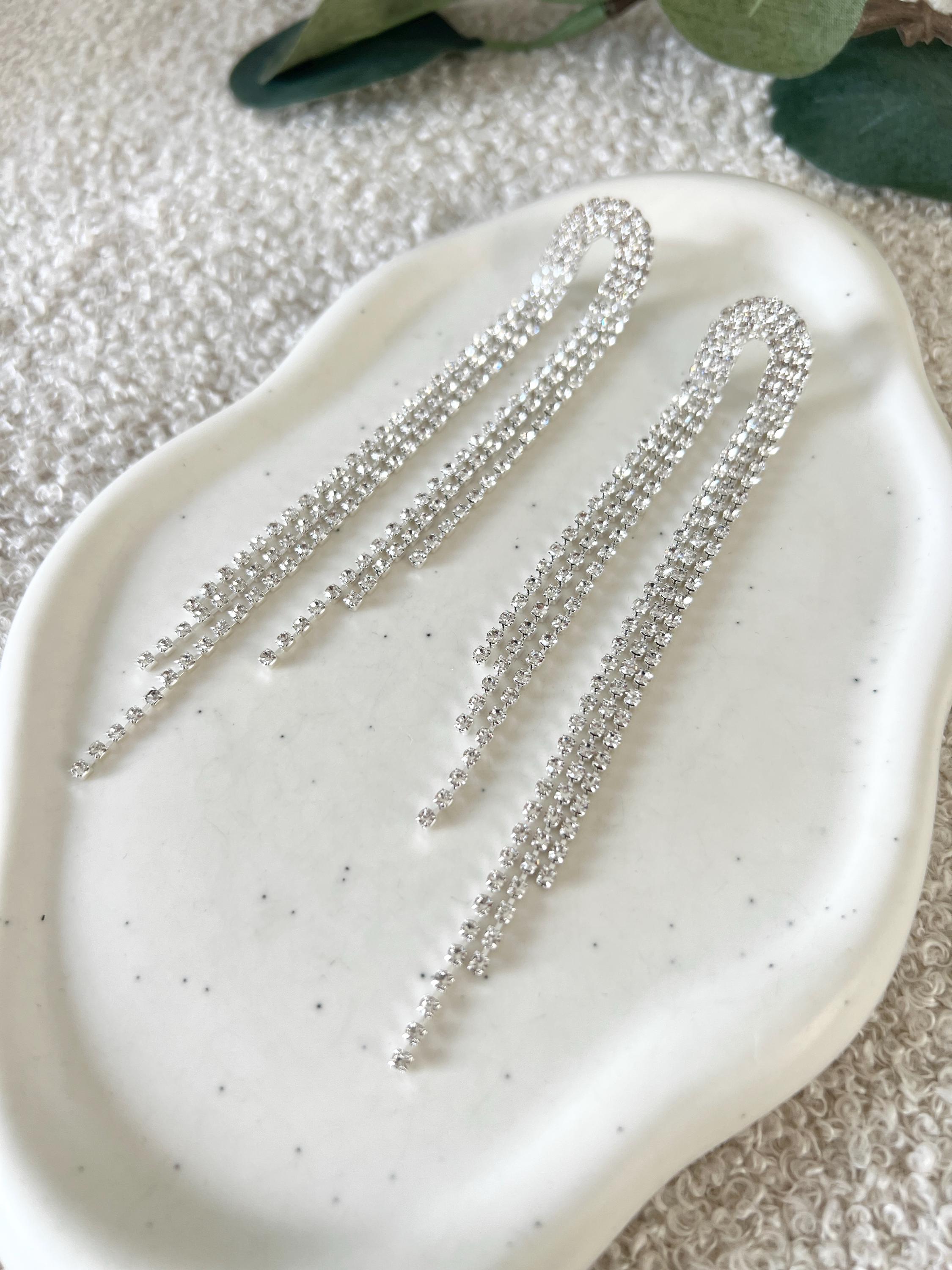Lange Strassohrringe, Silber, Ohrringe mit Strass, funkelnde Brautohrringe, feiner Brautschmuck, Schmuck Hochzeit, moderner Ohrschmuck, Glaenzende Haengeohrringe, Brautjungfer, Trauzeugin, Schmuckbluete