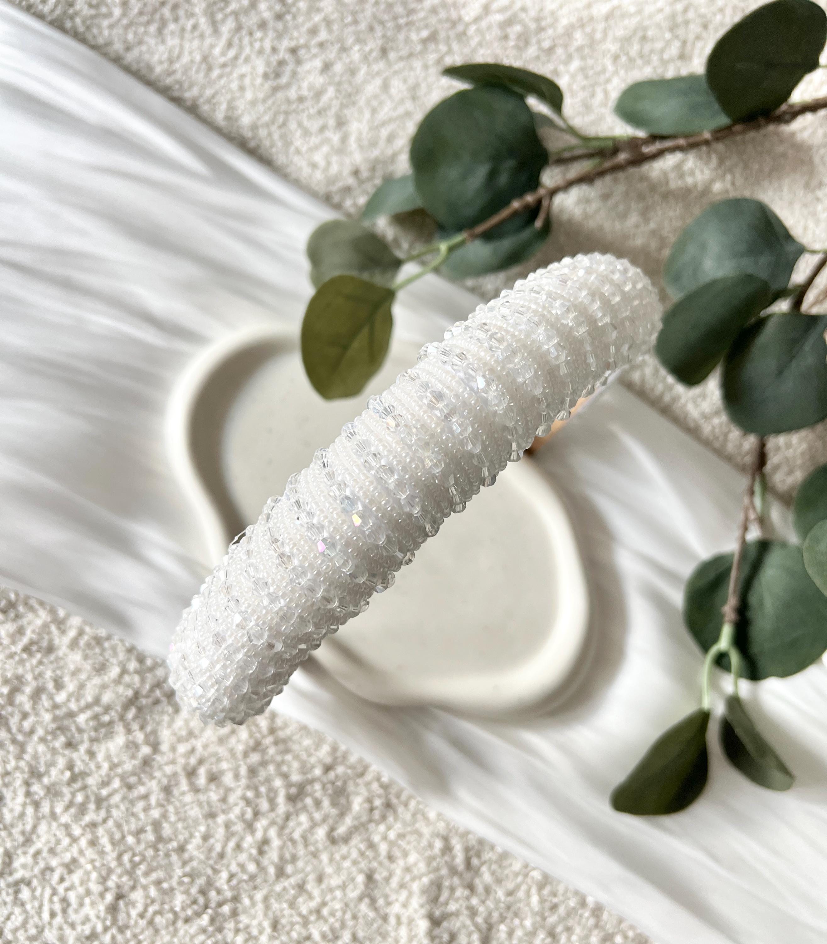 Eleganter breiter Perlenhaarreif, Haarreif mit feinen zarten Perlen, weiße und transparente Perlen, glänzender Brauthaarschmuck, Haarschmuck für die Hochzeit, Standesamt, moderner Perlenschmuck, Brautfrisur, Schmuck, Braut