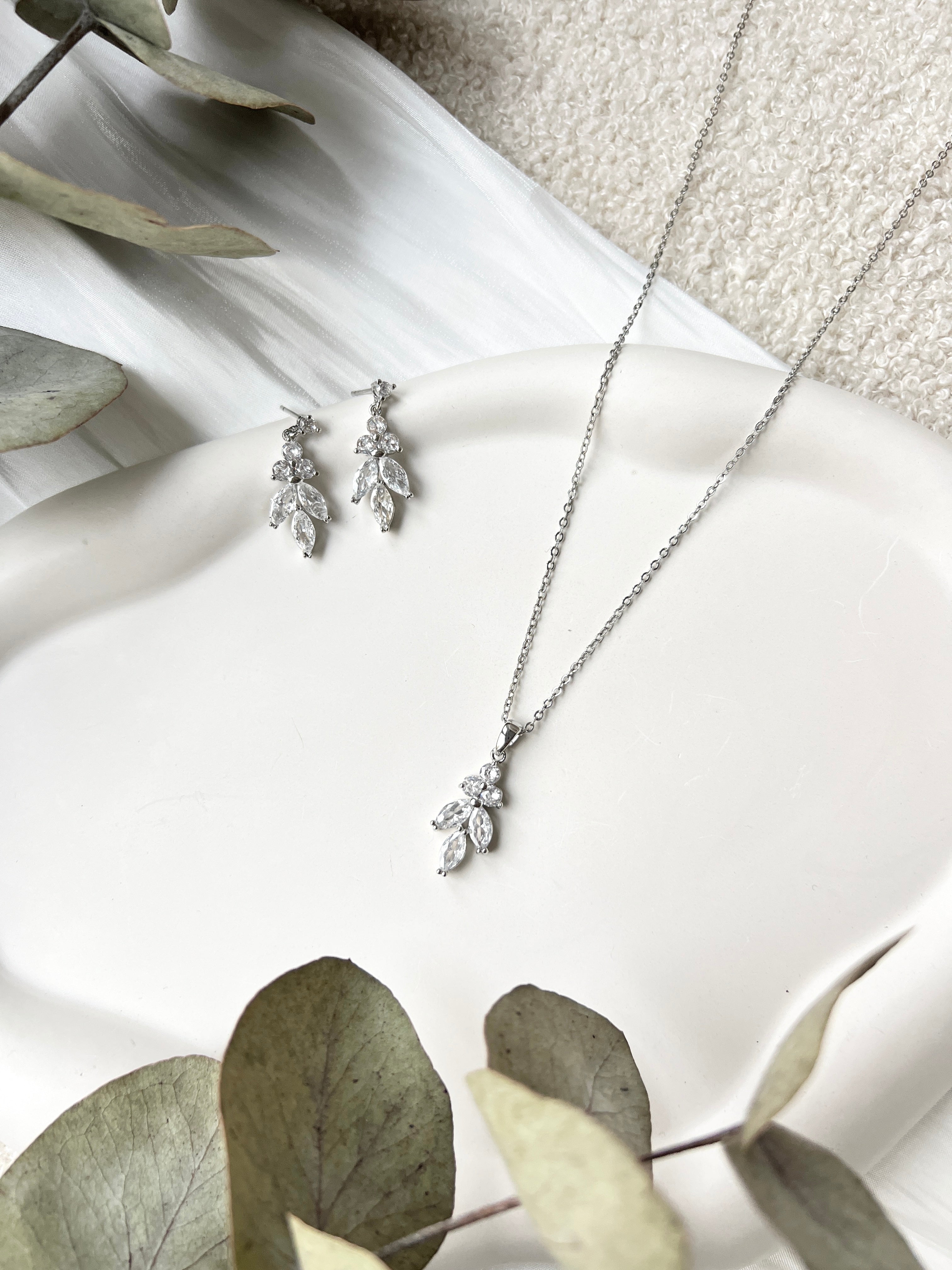 Brautschmuckset, Schmuckset, Halskette und Ohrringe, feiner Schmuck, Silber, Gold oder Rosegold, Hochzeit, Brautohrringe, Geschenkset, eleganter Damenschmuck, Kette und Ohrstecker, funkelnde Steine, Geschenk fuer Sie, Geburtstagsgeschenk, Weihnachtsgeschenk, Trauzeugin, Brautjungfer, zarte Brauthalskette, Schmuckbluete