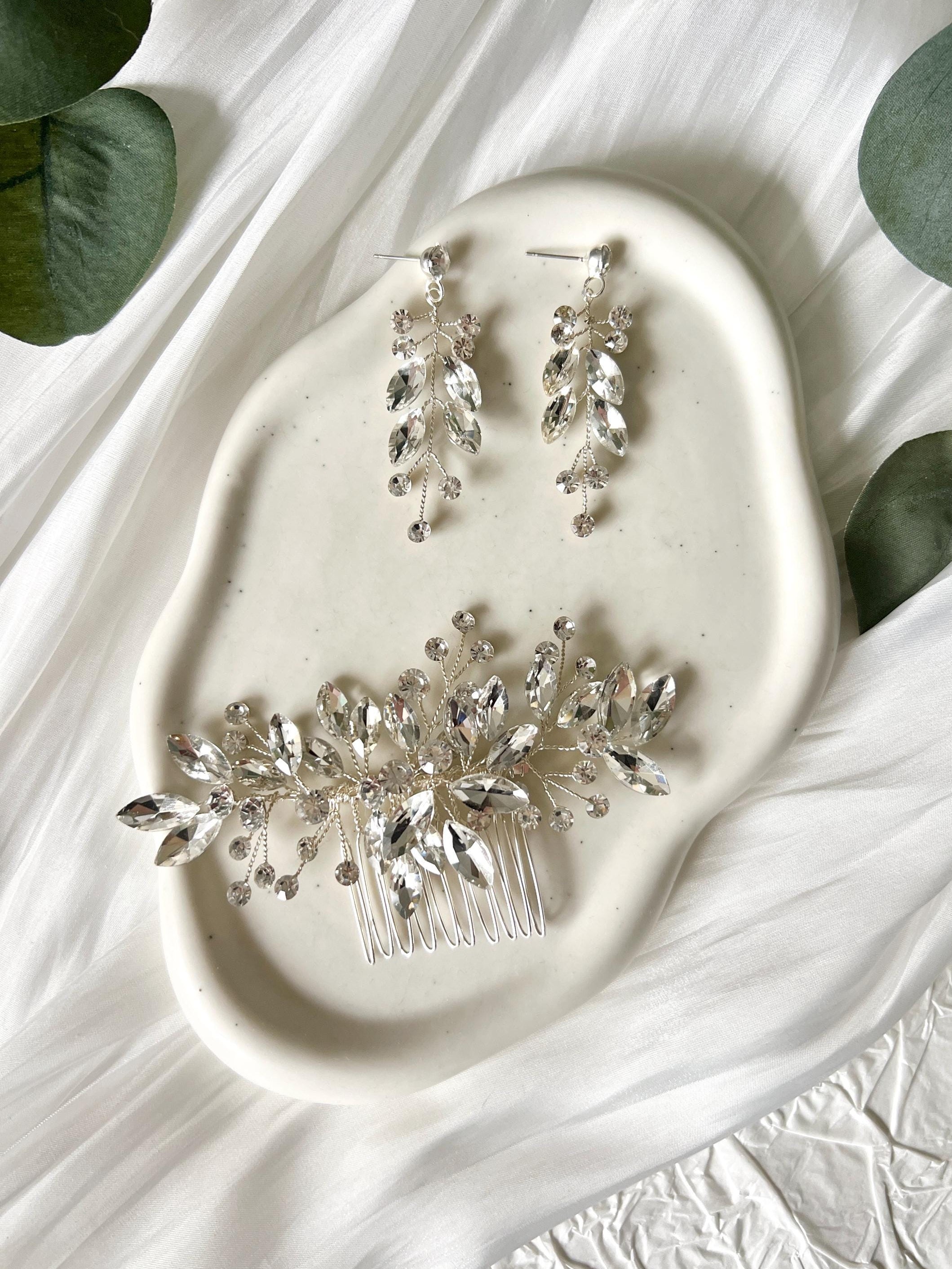 Schmuckset, Brautschmuck, Silber, Strass-Steine, Haarkamm, Ohrringe, glänzende Hängeohrringe, funkelnde Brautohrringe, Haarschmuck Braut, Schmuck Hochzeit standesamtliche Trauung, modern, Brautfrisur