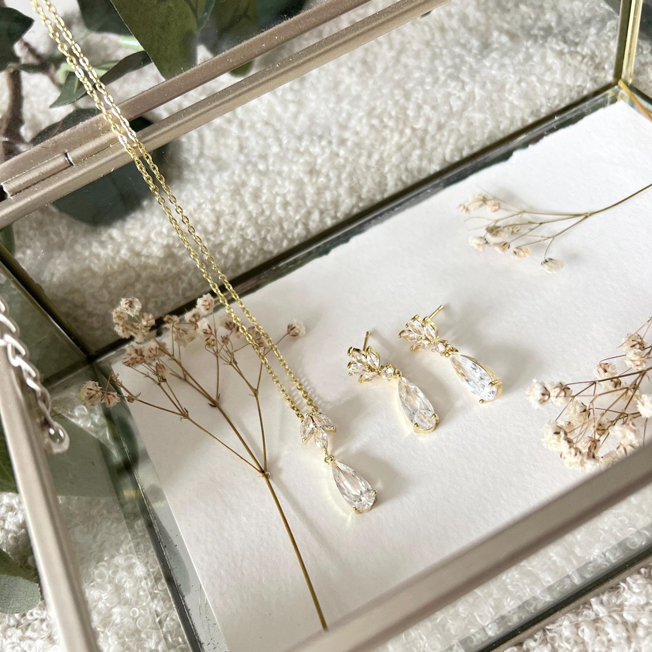 Schmuckset, Braut, Gold, Halskette und Ohrringe, Tropfenohrringe, Ohrschmuck, goldene Ohrstecker, glänzender Schmuck, Hochzeit, Schmuckset