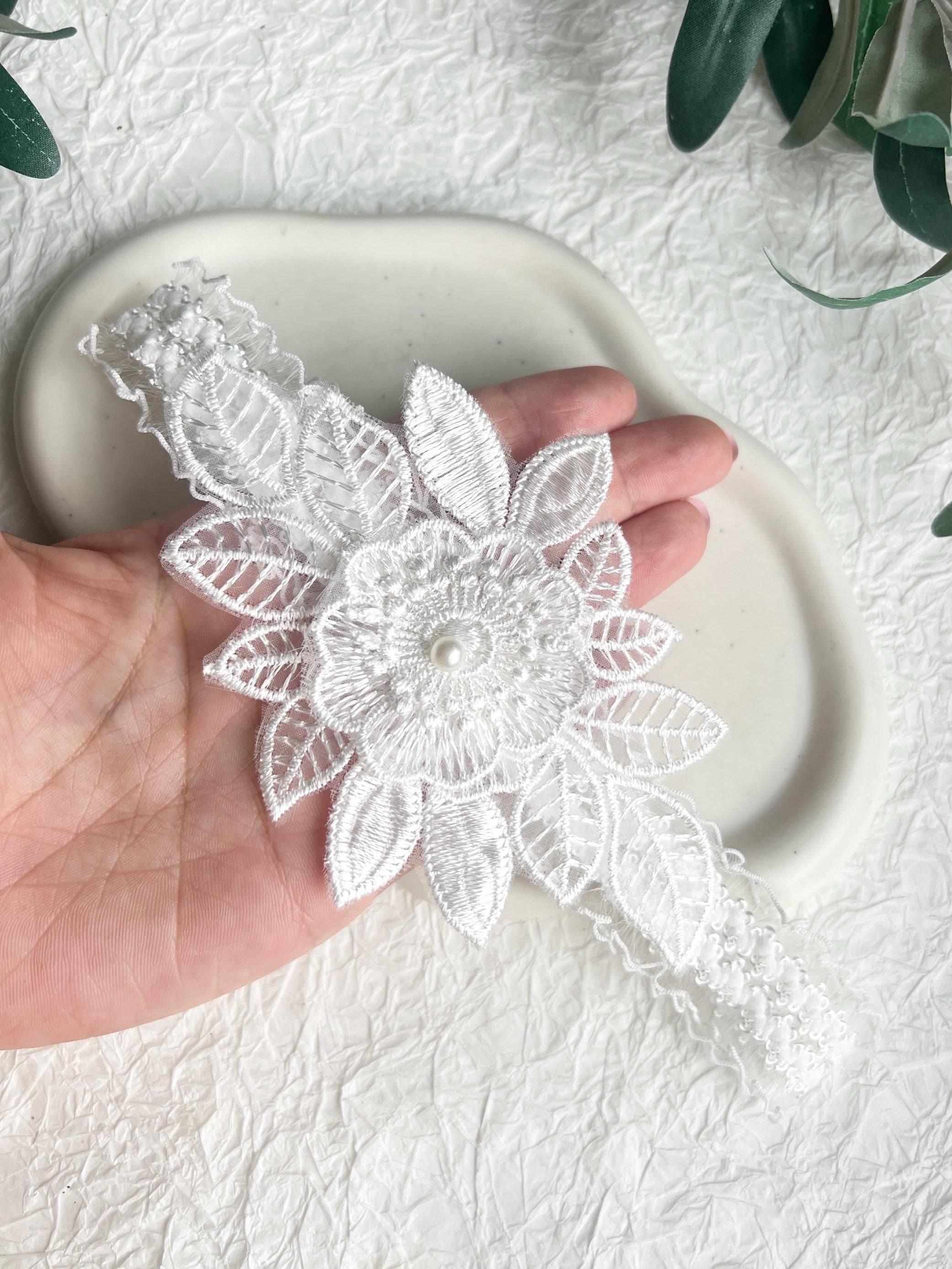 Strumpfband, weiss, Beinschmuck, feiner Brautschmuck, modernes Brautstrumpfband, Spitze mit Blumenmuster, Blumen, Brautzubehoer, Schmuck Hochzeit, weiße Perle, Groesse XXS und XS, Hochzeitsschmuck, Weddinginspiration