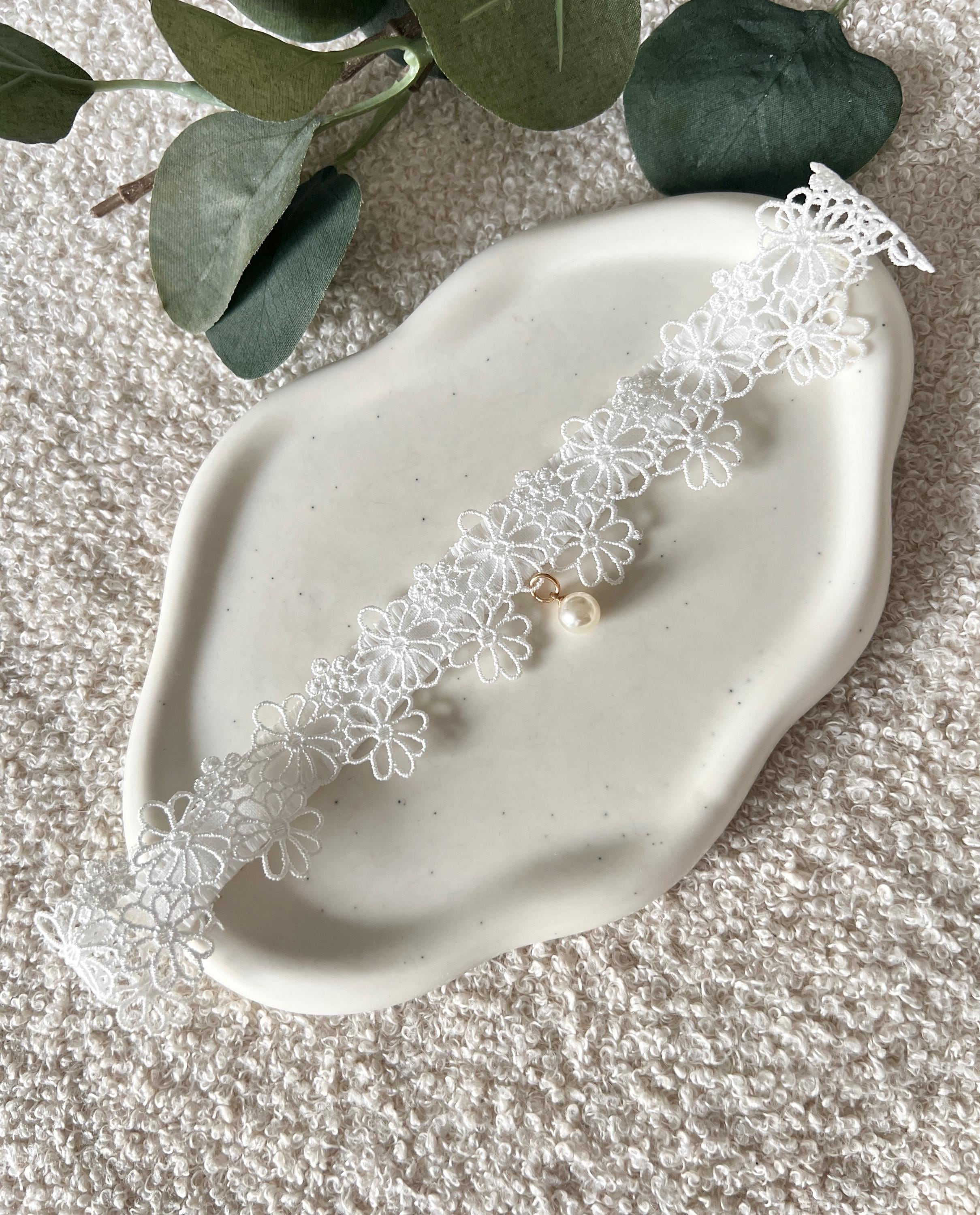 Strumpfband, Spitze, weißes Spitzenstrumpfband, Brautschmuck, Perlenanhaenger, Perle, Blumen, One Size, Beinschmuck, Braut, Schmuck Hochzeit, Hochzeitsschmuck