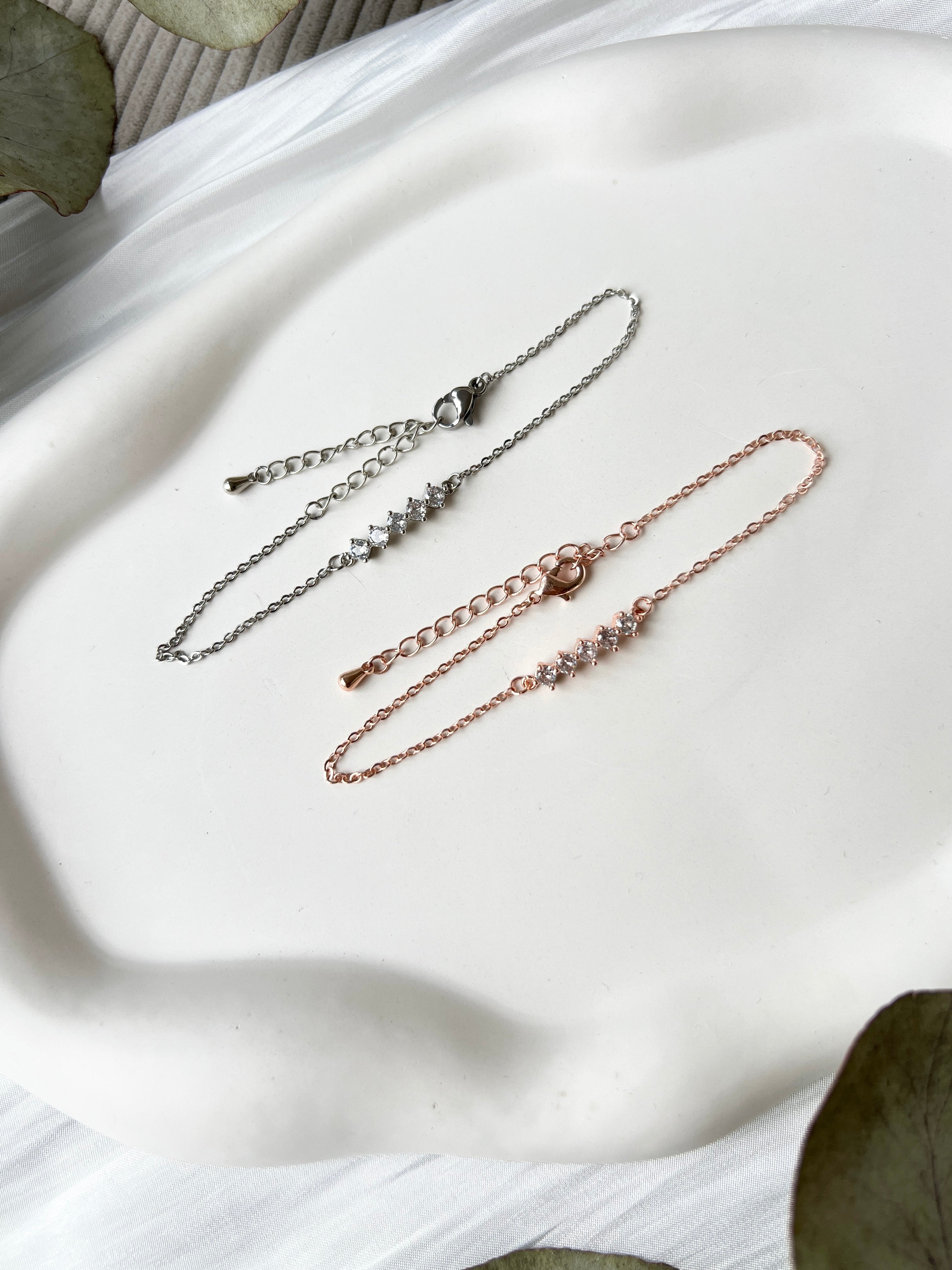 Armband, Roségold oder Silber, Roségoldenes Brautarmband, Schmuck Hochzeit, glaenzendes Armband mit Zirkoniasteinen, Blume, verstellbar, Brautjungfer, Damenschmuck, Geschenk fuer Sie, Weihnachtsgeschenk, Geburtstagsgeschenk, silberner Brautschmuck, moderner Brautlook, Weddinginspiration