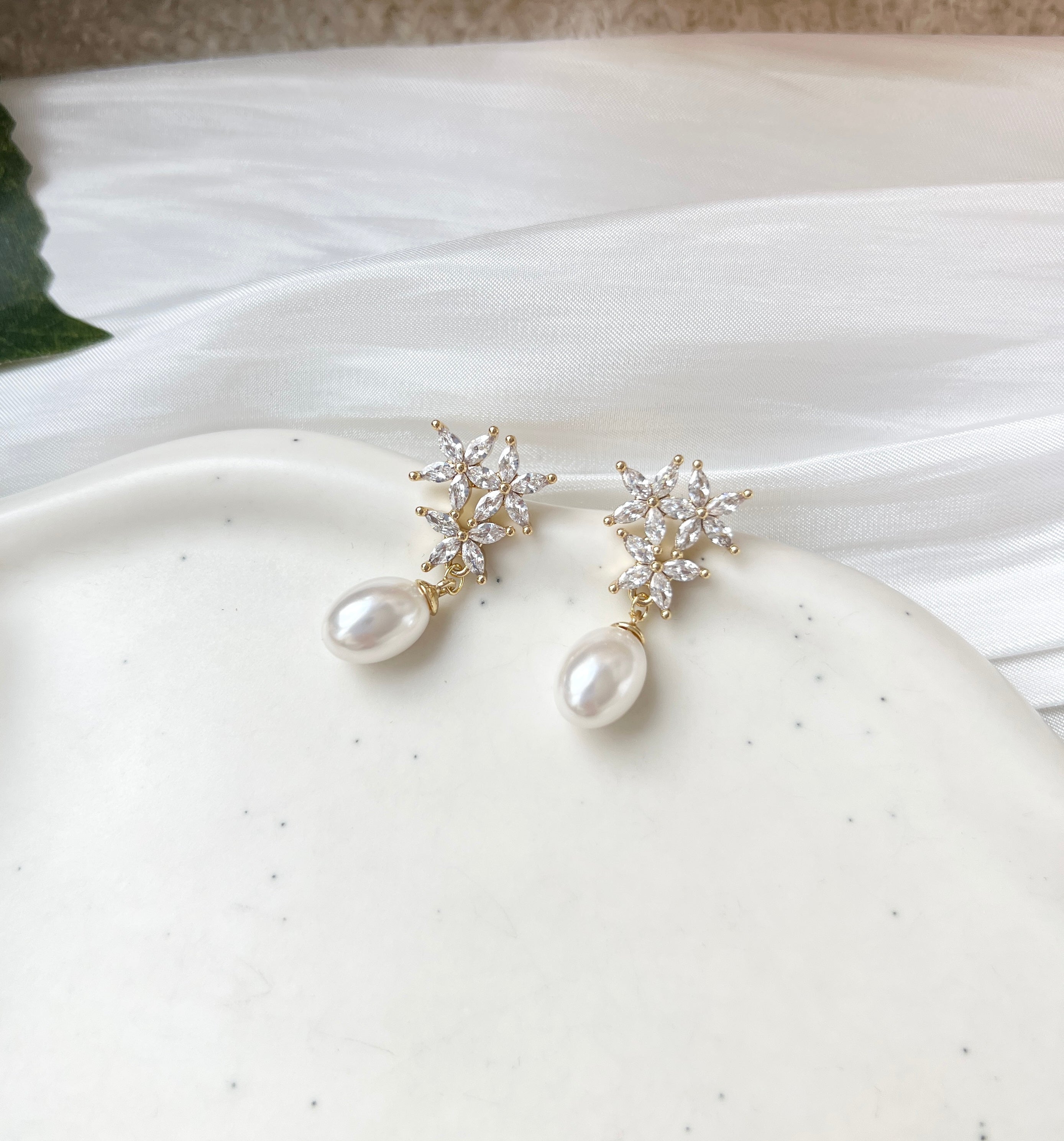 Ohrringe, Braut, funkelnde Ohrstecker in den Varianten Gold oder Silber, Perlenohrringe, Perlenschmuck, Brautohrringe, Brautschmuck, Schmuck Hochzeit, Geschenk für Sie, Brautungfer, Blumen