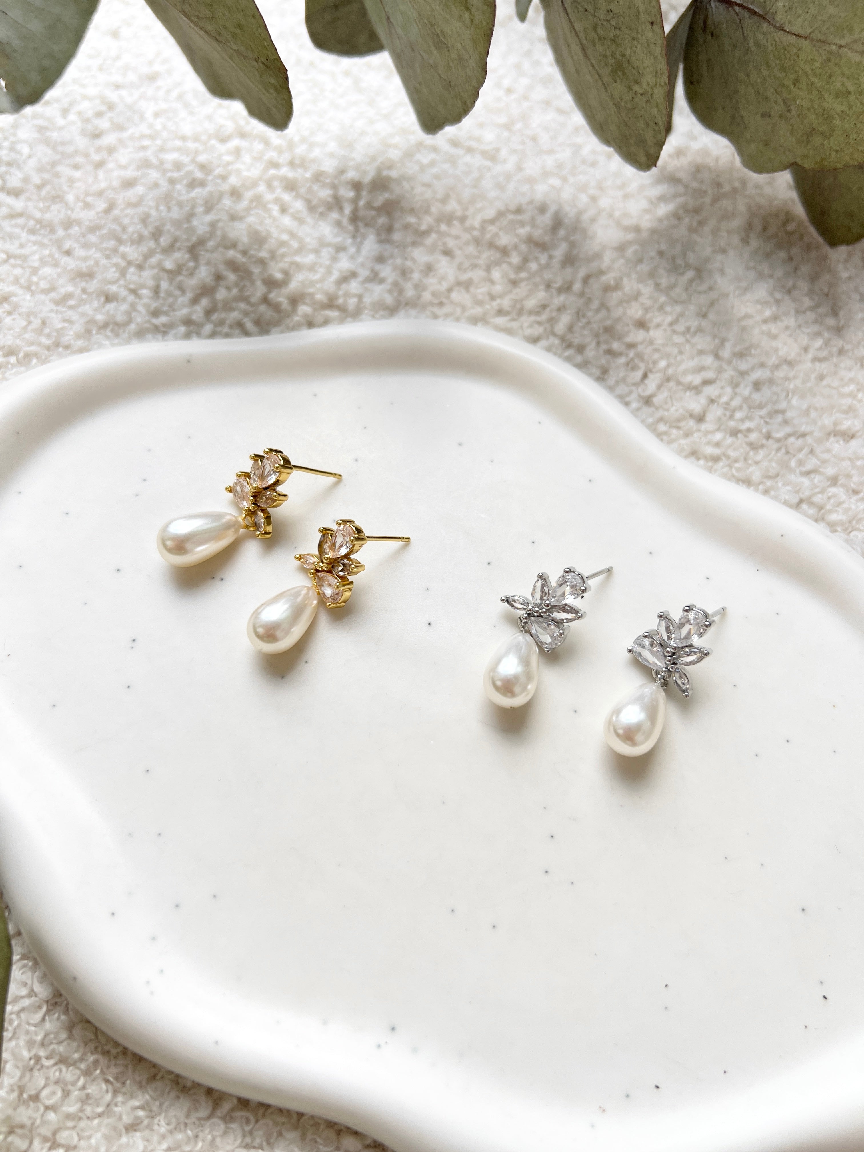 Perlenohrringe, Silber oder Gold, glänzende Ohrringe, Brautohrringe, funkelnde Ohrstecker, Brautschmuck, Schmuck für die Hochzeit
