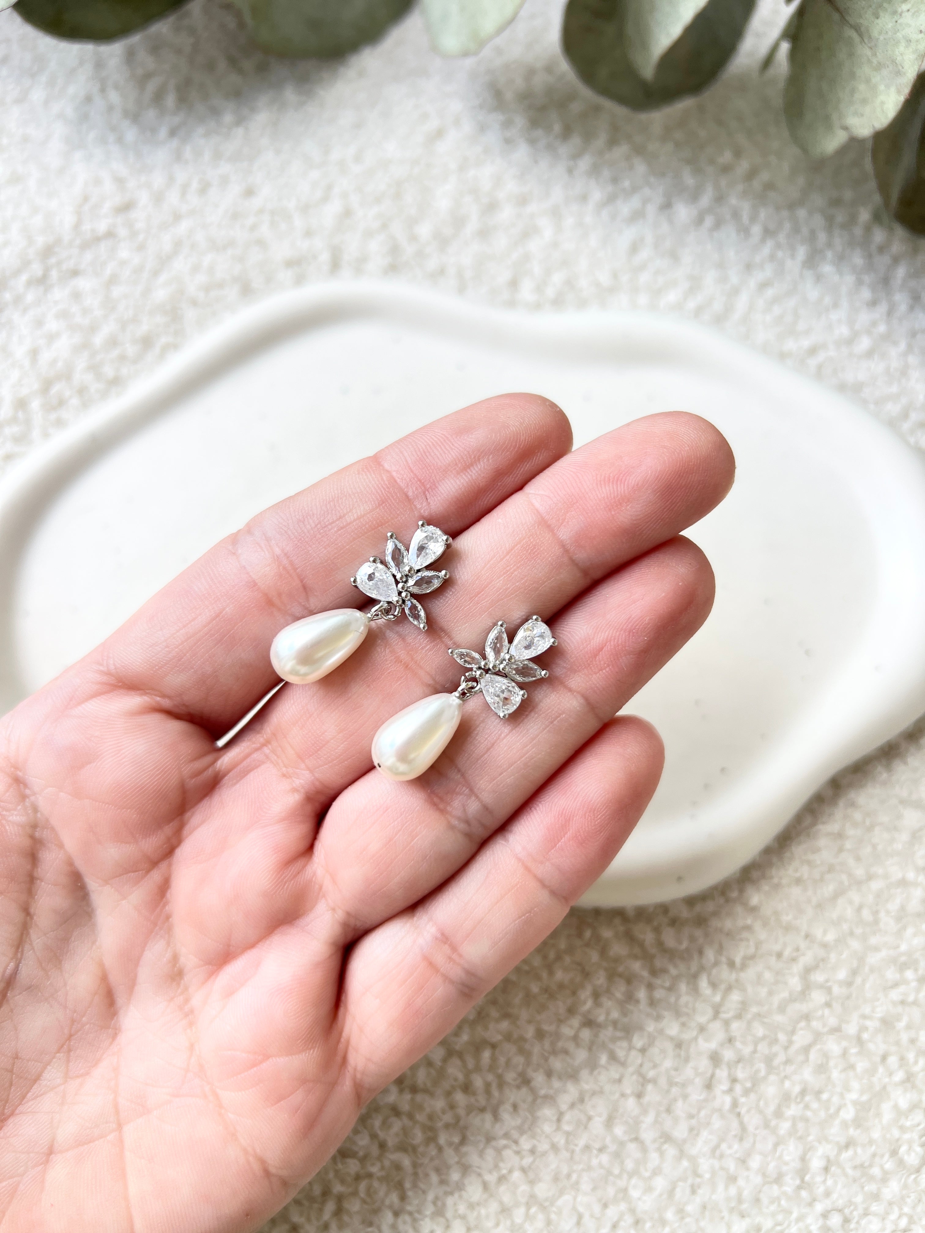 Perlenohrringe, Silber oder Gold, glänzende Ohrringe, Brautohrringe, funkelnde Ohrstecker, Brautschmuck, Schmuck für die Hochzeit