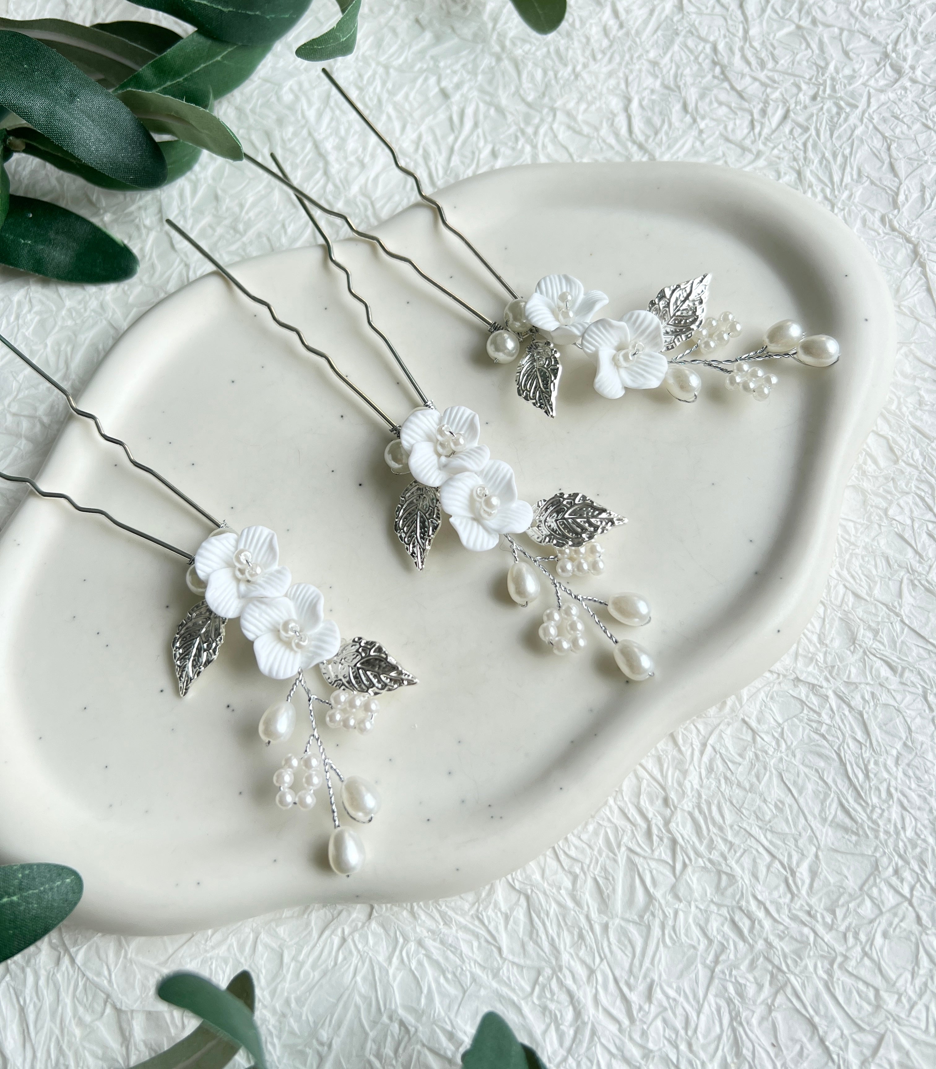 Brauthaarschmuck, Haarnadeln, 3 Stück, Silber oder Gold, Weiße Perlen, silberne oder goldene Blätter, weiße Blumen, Blumenschmuck, Brautschmuck, Brautfrisur, floraler Schmuck, Hochzeit