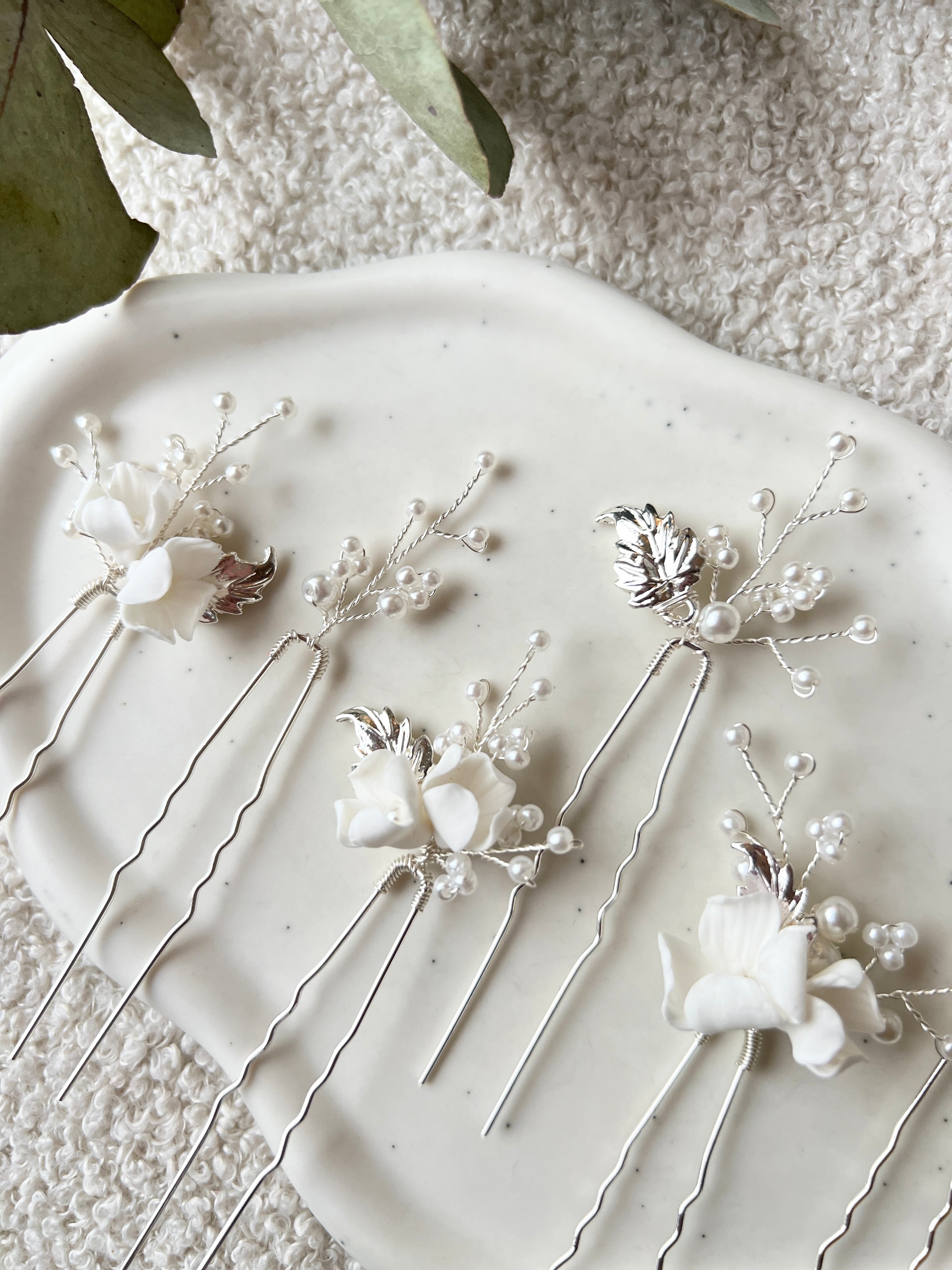 Brauthaarschmuck, Set Haarnadeln, Brautfrisur, Silber, weiße feine Perlen und zarte Blüten, Blumenhaarschmuck, Brautschmuck, Haarspangen für die Hochzeit, Schmuckbluete