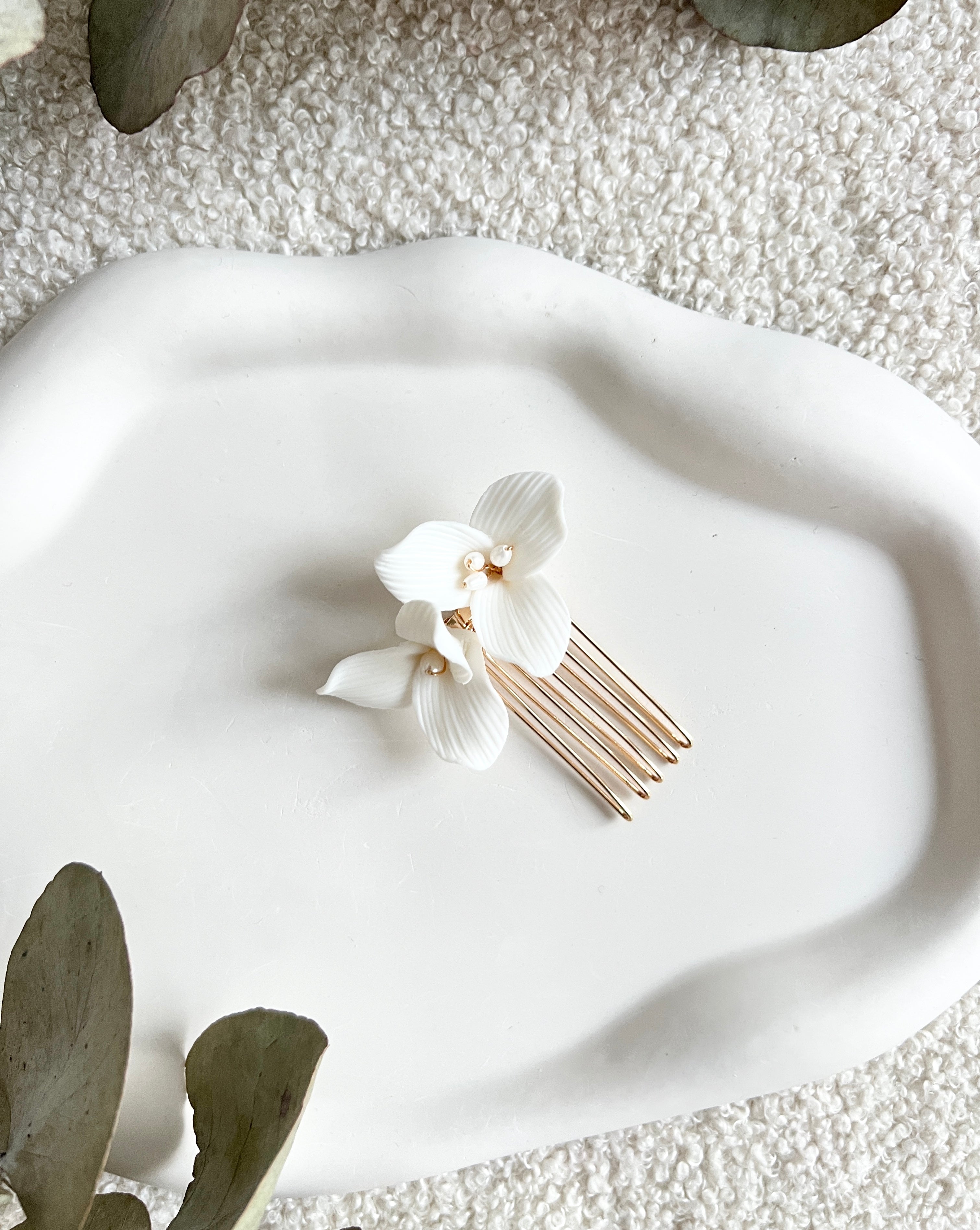 Haarkamm, Gold mit feinen weißen Keramikblüten, Blumenhaarschmuck, Brautschmuck, Standesamt, feine Blumen, weiße Perlen, Schmuck Hochzeit, goldene Haarspange, Haarschmuck, eleganter Brauthaarschmuck, Blütenschmuck, Brautfrisur, Weddinginspiration, Schmuckbluete