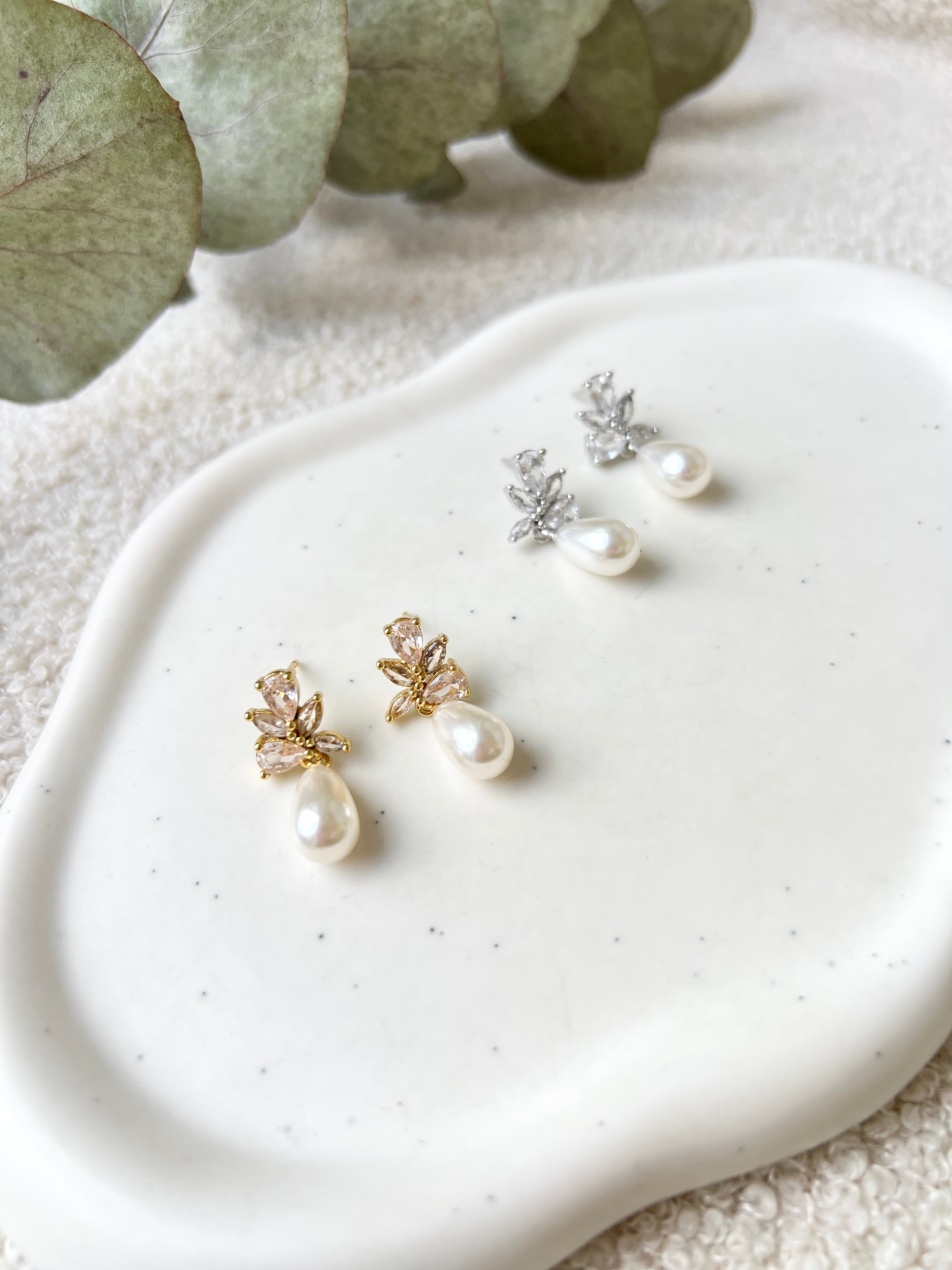 Perlenohrringe, Silber oder Gold, glänzende Ohrringe, Brautohrringe, funkelnde Ohrstecker, Brautschmuck, Schmuck für die Hochzeit