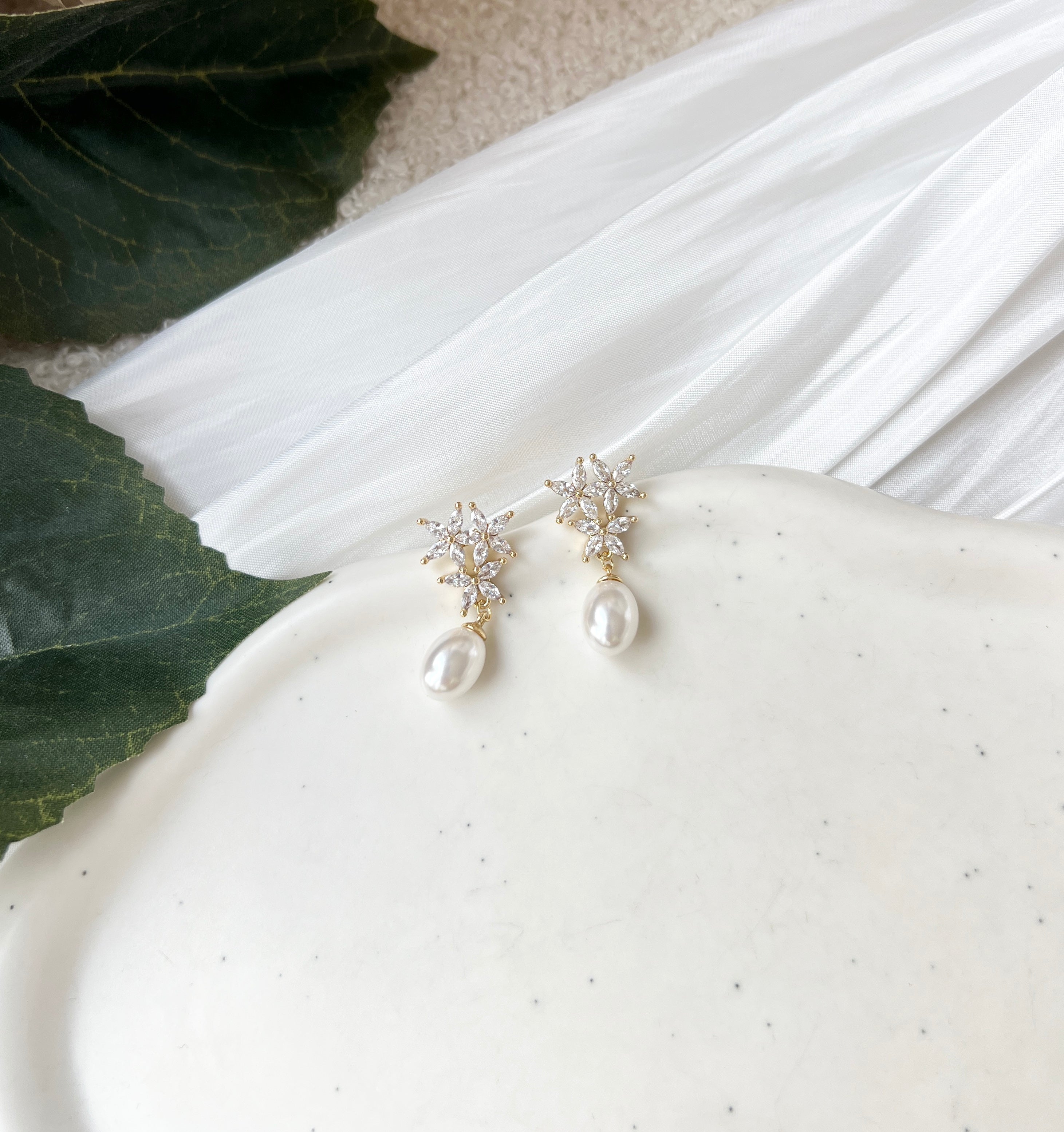 Ohrringe, Braut, funkelnde Ohrstecker in den Varianten Gold oder Silber, Perlenohrringe, Perlenschmuck, Brautohrringe, Brautschmuck, Schmuck Hochzeit, Geschenk für Sie, Brautungfer, Blumen