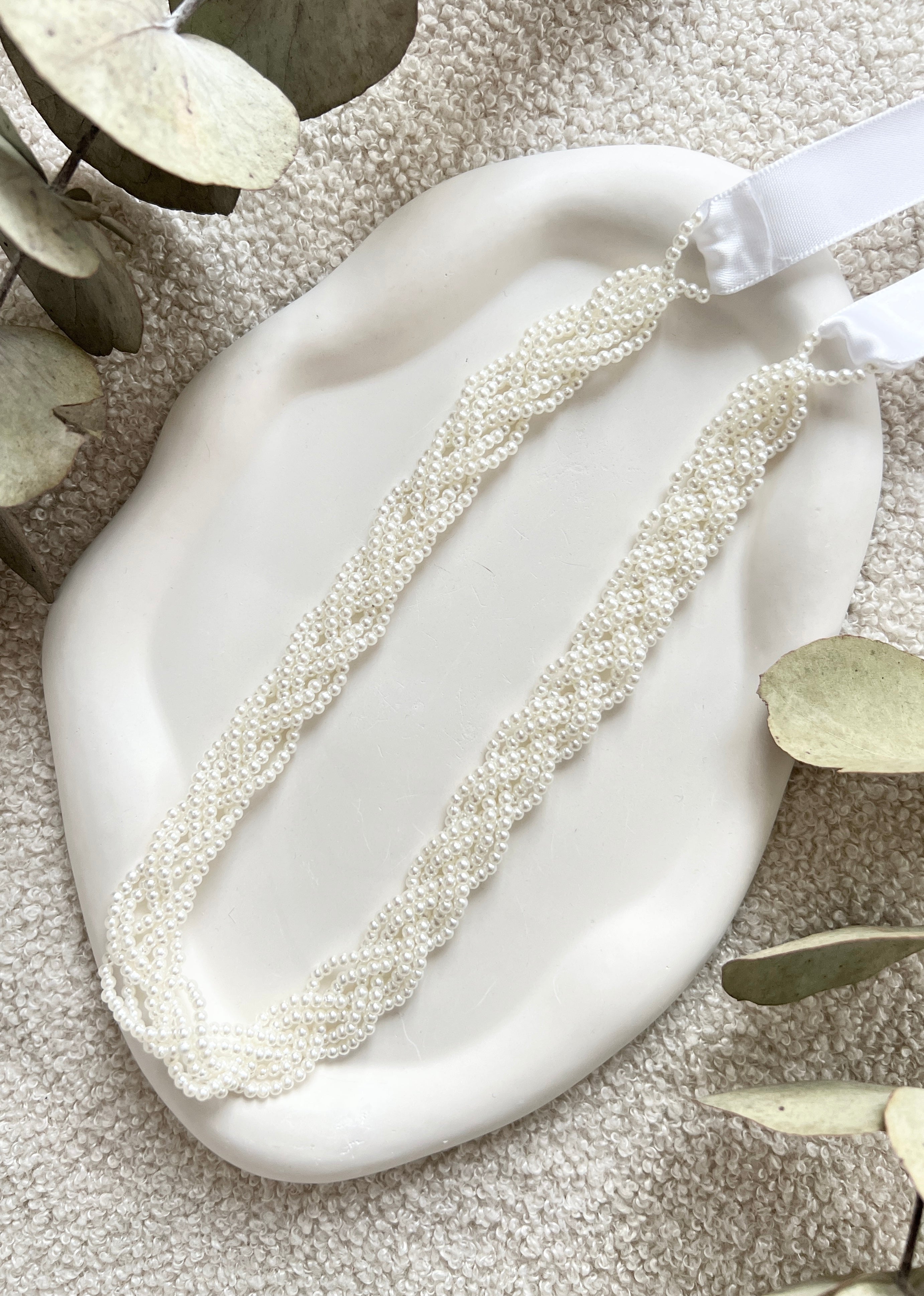 Brautgürtel mit feinen weißen Perlen, Perlenguertel, Einheitsgröße, Onesize, Brautschmuck, Brautzubehör, Perlenschmuck fuer die Braut, Standesamtlook, weddinginspiration, Bridalinspo, Wedding Inspiration, Bridaljewelry, Hochzeitsschmuck, Brautaccessoires