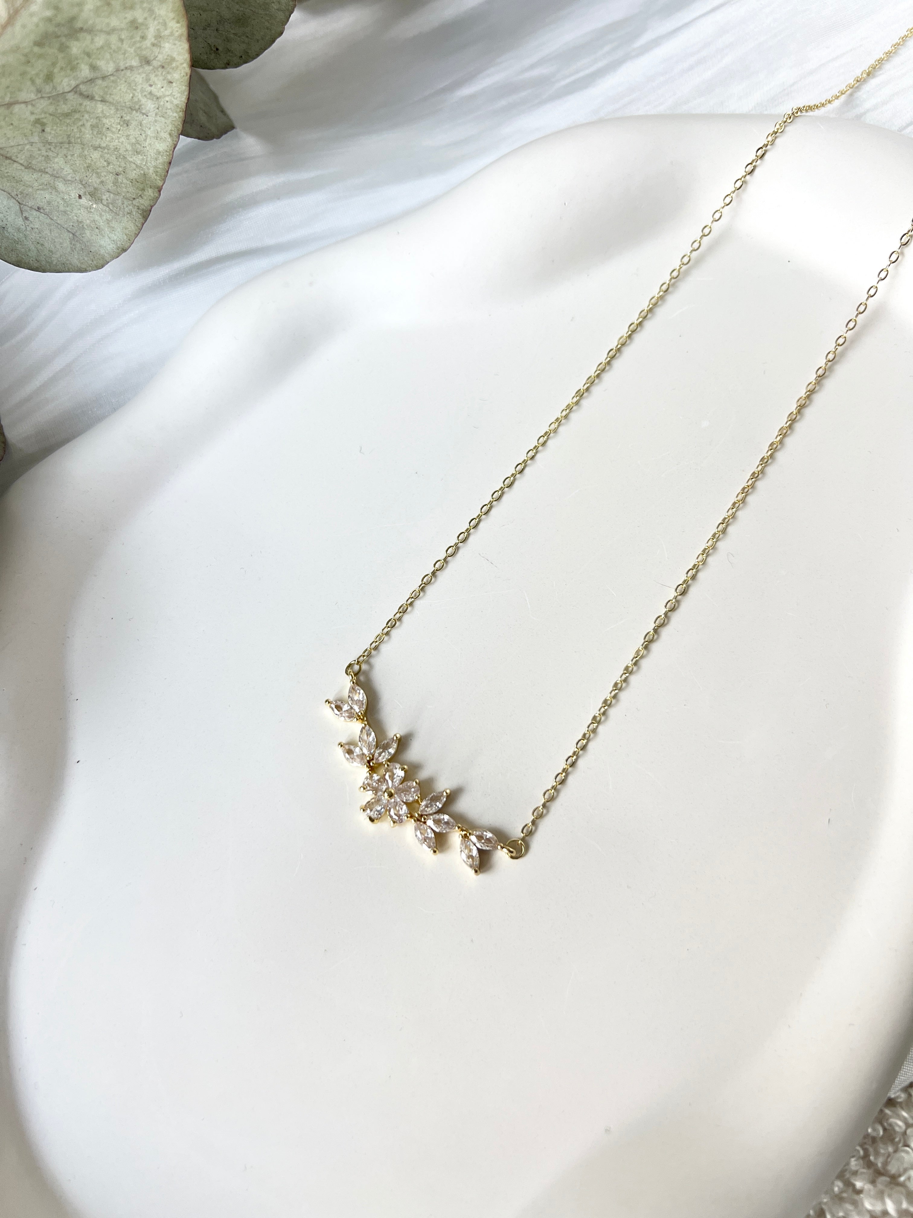 Halskette, kurze Kette, feiner Brautschmuck, feine Blumen, Roségold, Silber oder Gold, glaenzender Schmuck, hochwertiger Hochzeit, Brauthalskette, Brautjungfer, Geschenk fuer Sie, kurze Kette, Damenschmuck, Weihnachtsgeschenk Frauen