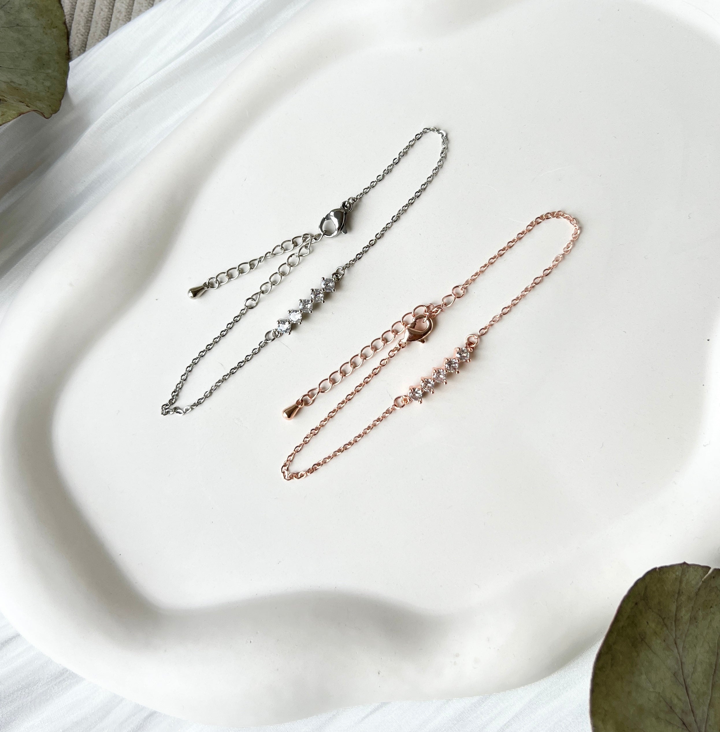 Armband, Roségold oder Silber, Roségoldenes Brautarmband, Schmuck Hochzeit, glaenzendes Armband mit Zirkoniasteinen, Blume, verstellbar, Brautjungfer, Damenschmuck, Geschenk fuer Sie, Weihnachtsgeschenk, Geburtstagsgeschenk, silberner Brautschmuck, moderner Brautlook, Weddinginspiration