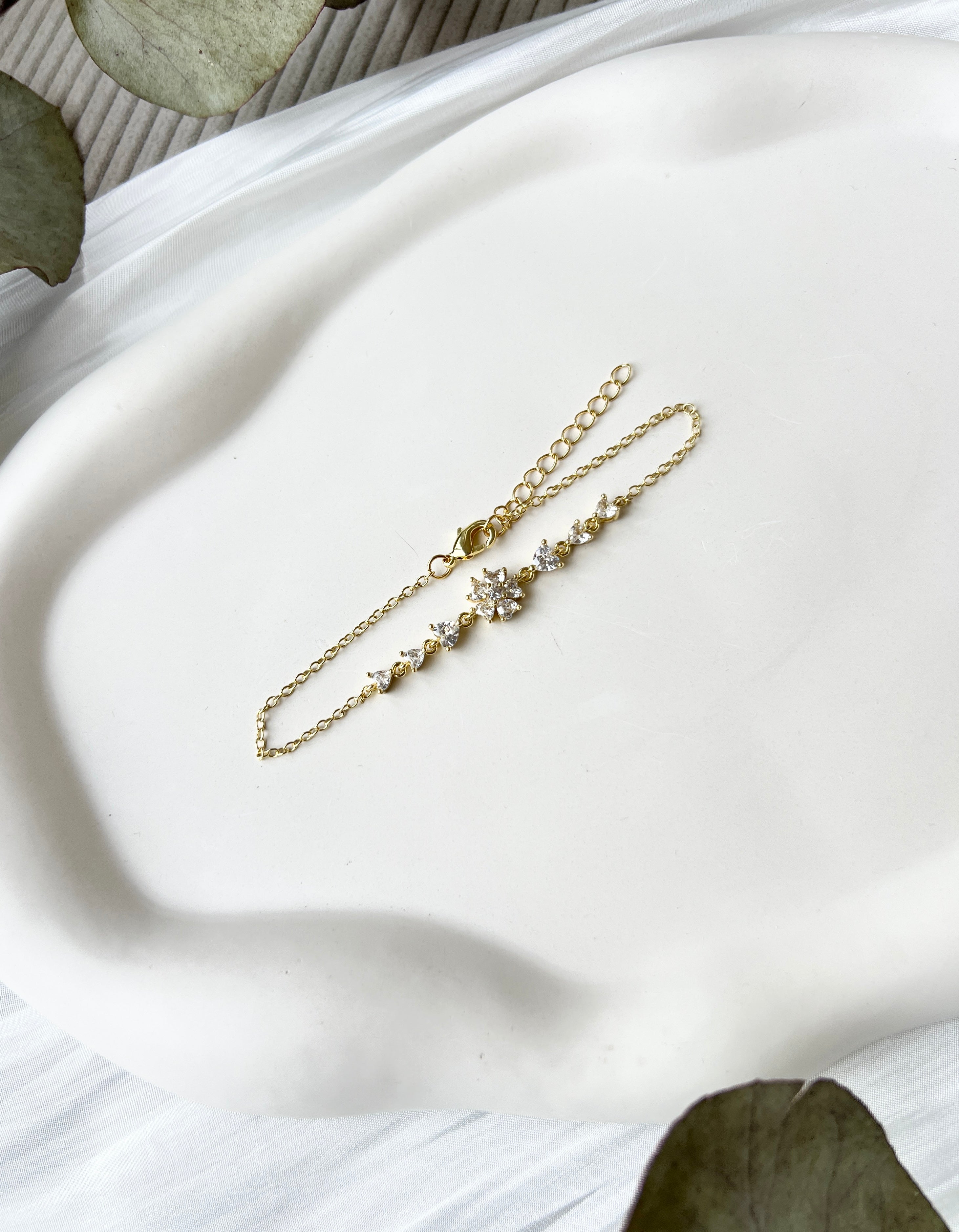 Armband, Gold, goldenes Brautarmband, Schmuck Hochzeit, glaenzendes Armband mit zirkoniasteinen, Blume, verstellbare Laenge, Brautjungfer, Damenschmuck, Geschenk fuer Sie, Weihnachtsgeschenk, Geburtstagsgeschenk, goldener Brautschmuck, Brautlook, Weddinginspiration