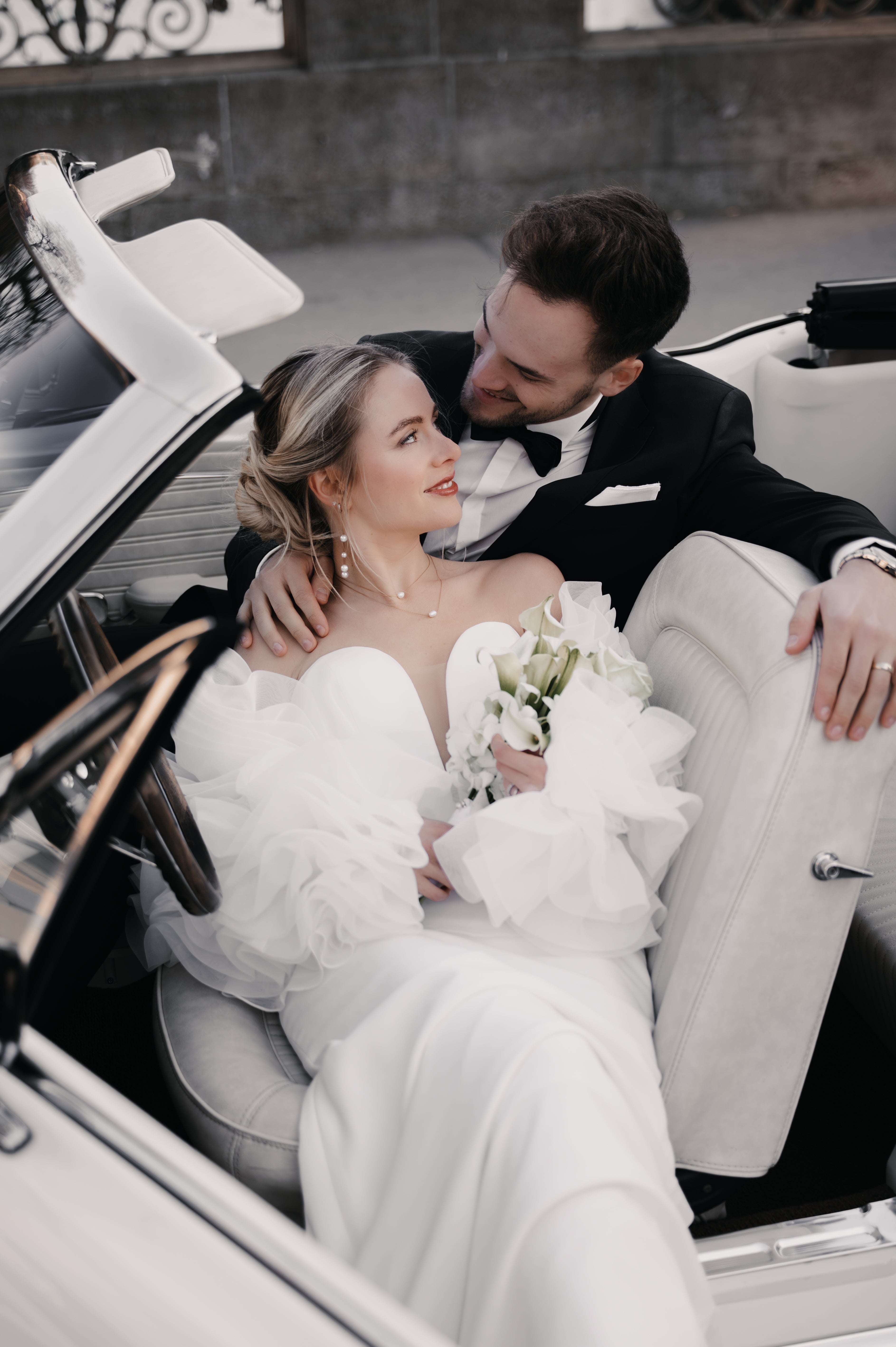 Brautohrringe, Gold, weiße Perlen, Ohrringe, Hängeohrringe, feiner Brautschmuck, moderner Schmuck Standesamt, Perlenschmuck, Perlenohrringe, zarte Hängeohrringe, Schmuckblüte