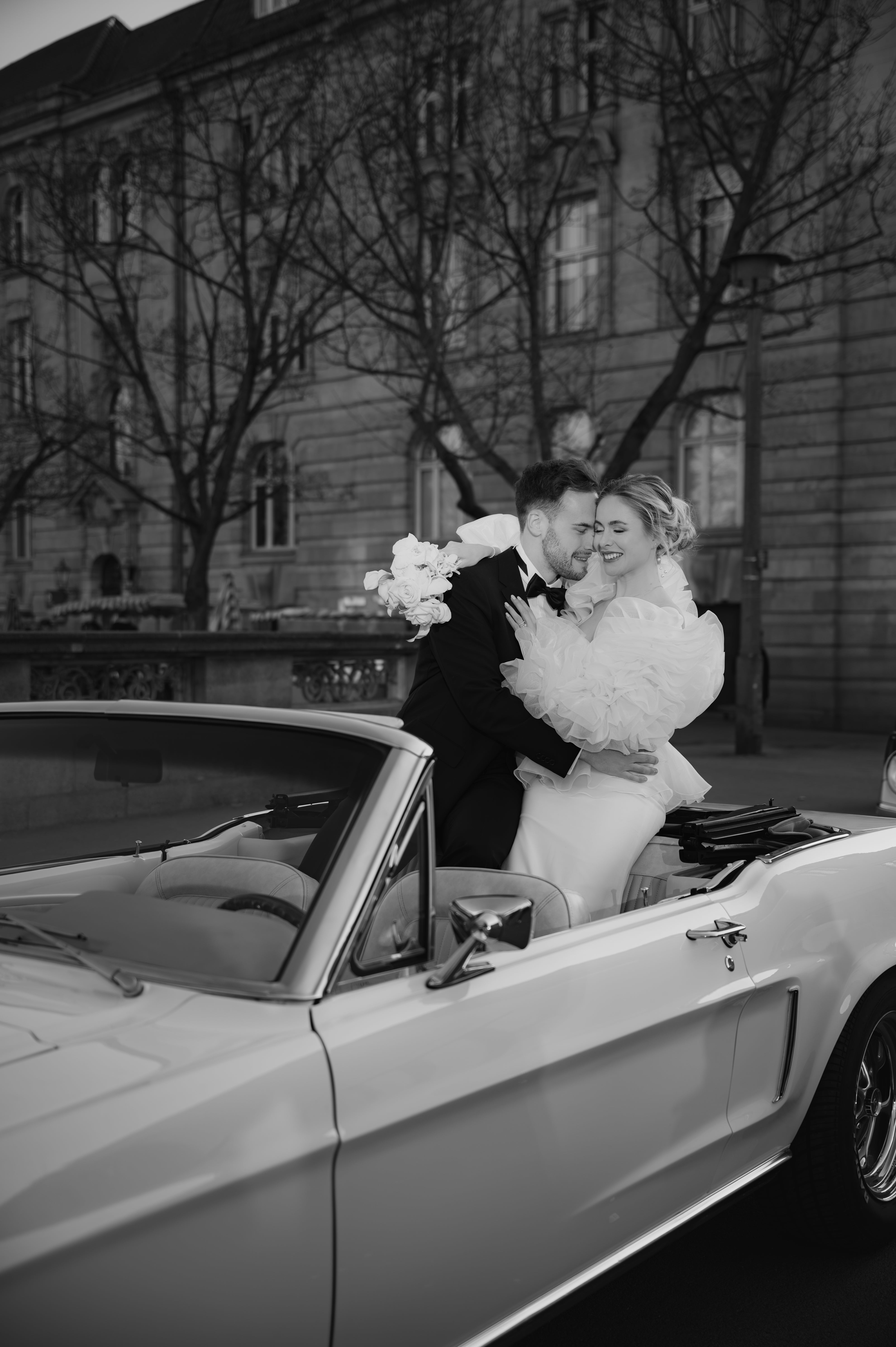 Brautohrringe, Gold, weiße Perlen, Ohrringe, Hängeohrringe, feiner Brautschmuck, moderner Schmuck Standesamt, Perlenschmuck, Perlenohrringe, zarte Hängeohrringe, Schmuckblüte