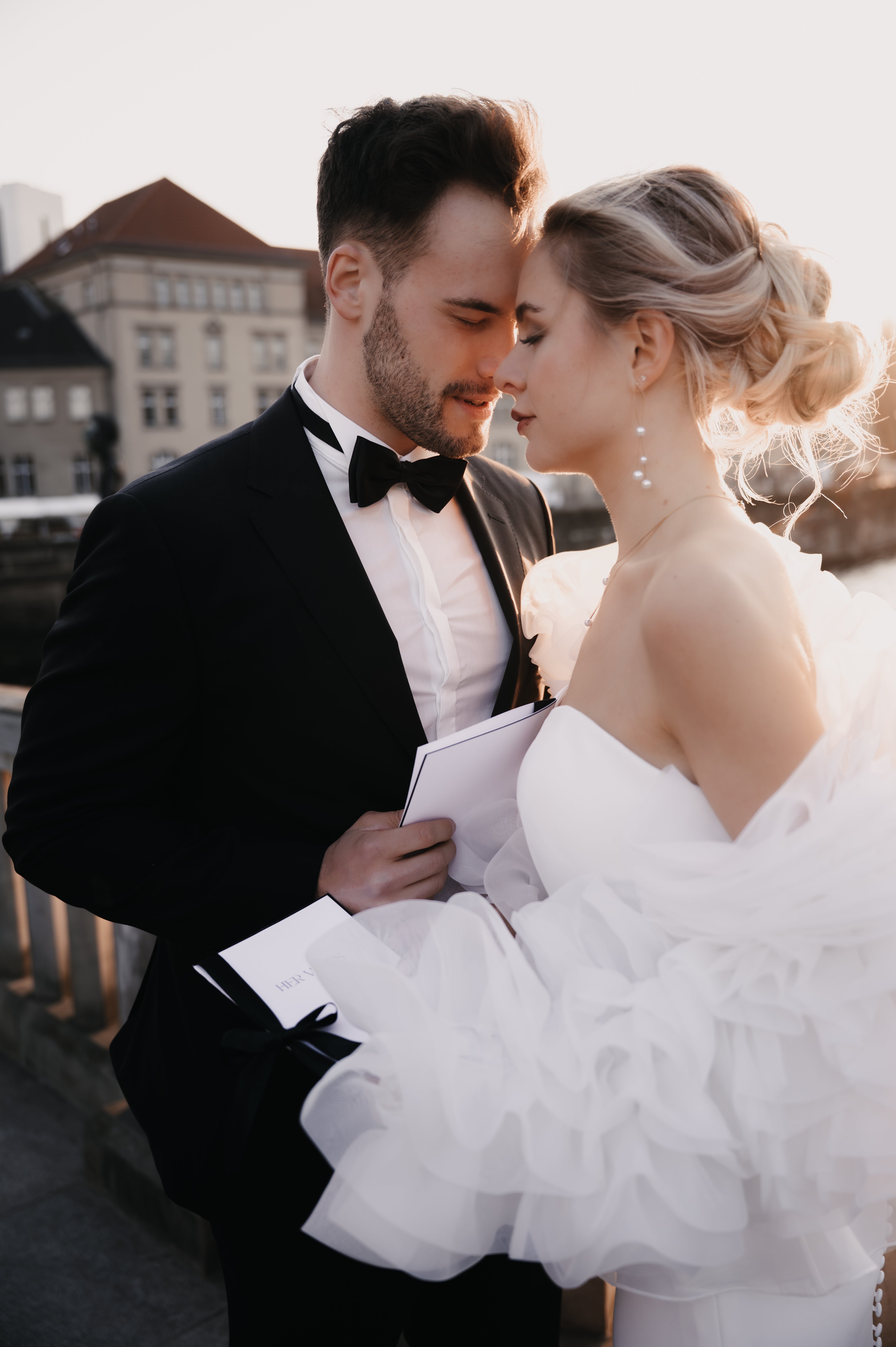 Brautohrringe, Gold, weiße Perlen, Ohrringe, Hängeohrringe, feiner Brautschmuck, moderner Schmuck Standesamt, Perlenschmuck, Perlenohrringe, zarte Hängeohrringe, Schmuckblüte